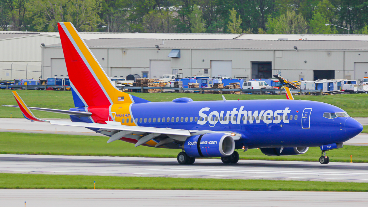 Full size: Southwest Airlines Boeing 737-700 N924WN at John Glenn Columbus International Airport