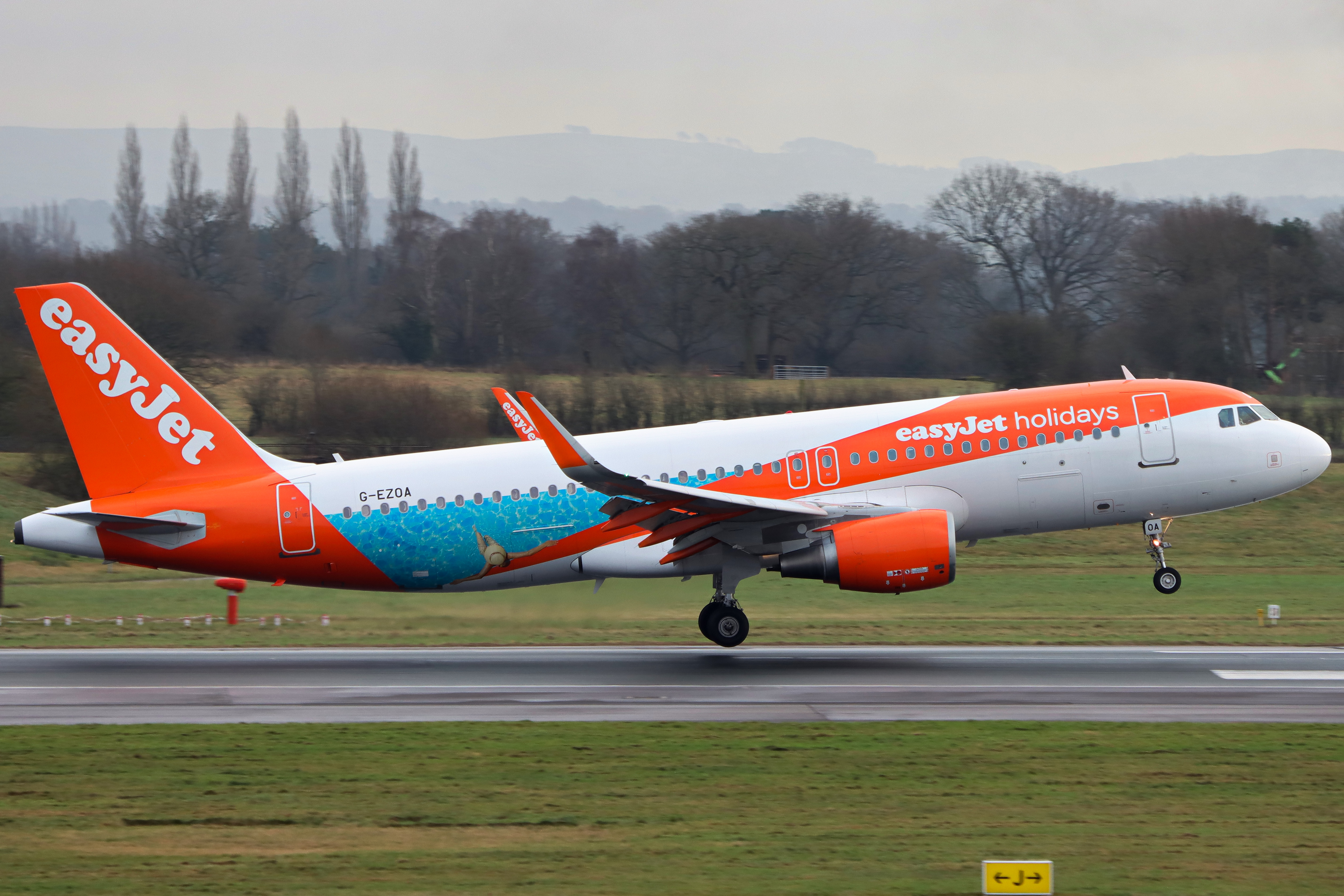 Full size: EasyJet Airbus A320 G-EZOA at Manchester Airport
