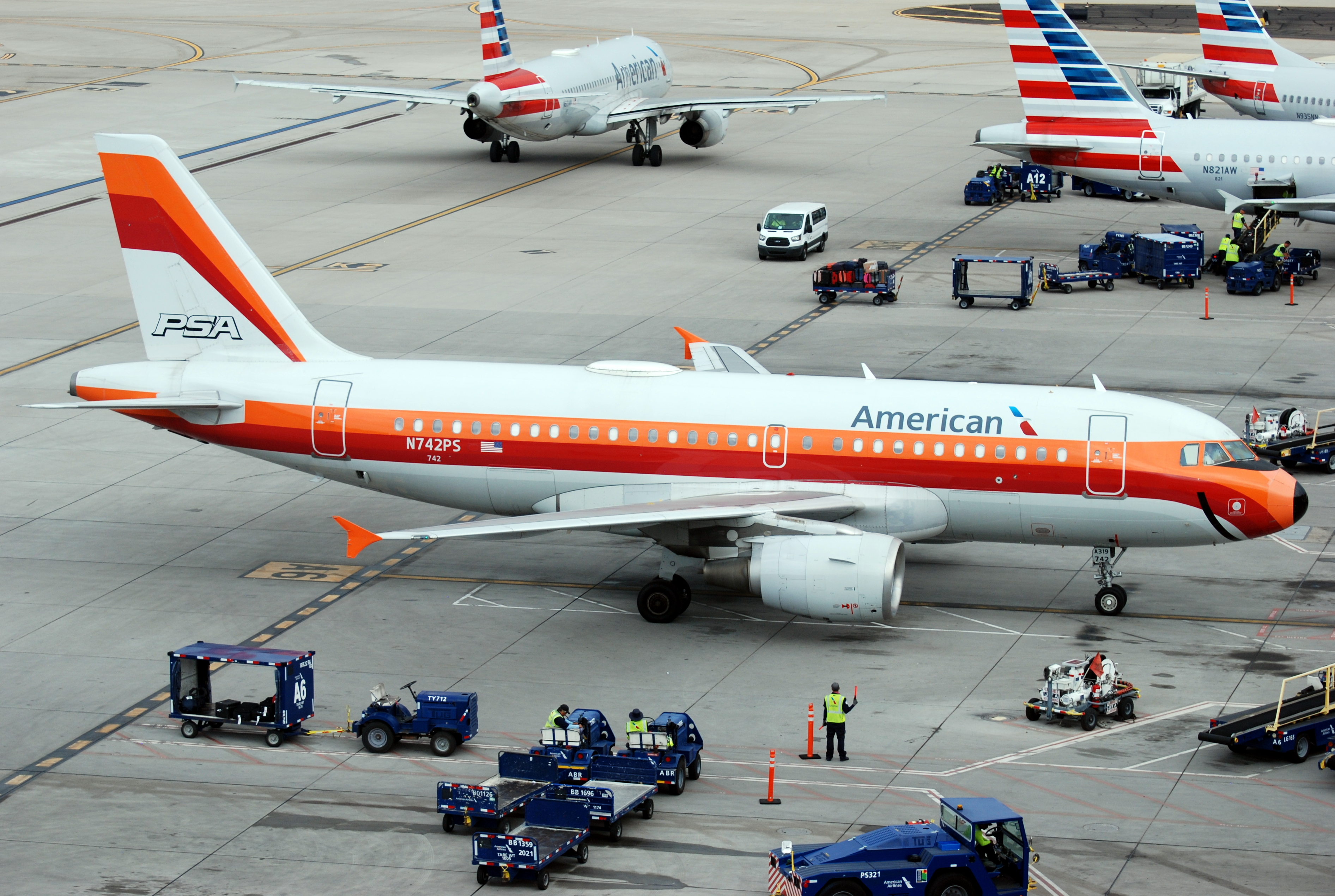 Full size: American Airlines Airbus A319 N742PS at Phoenix Sky Harbor International Airport