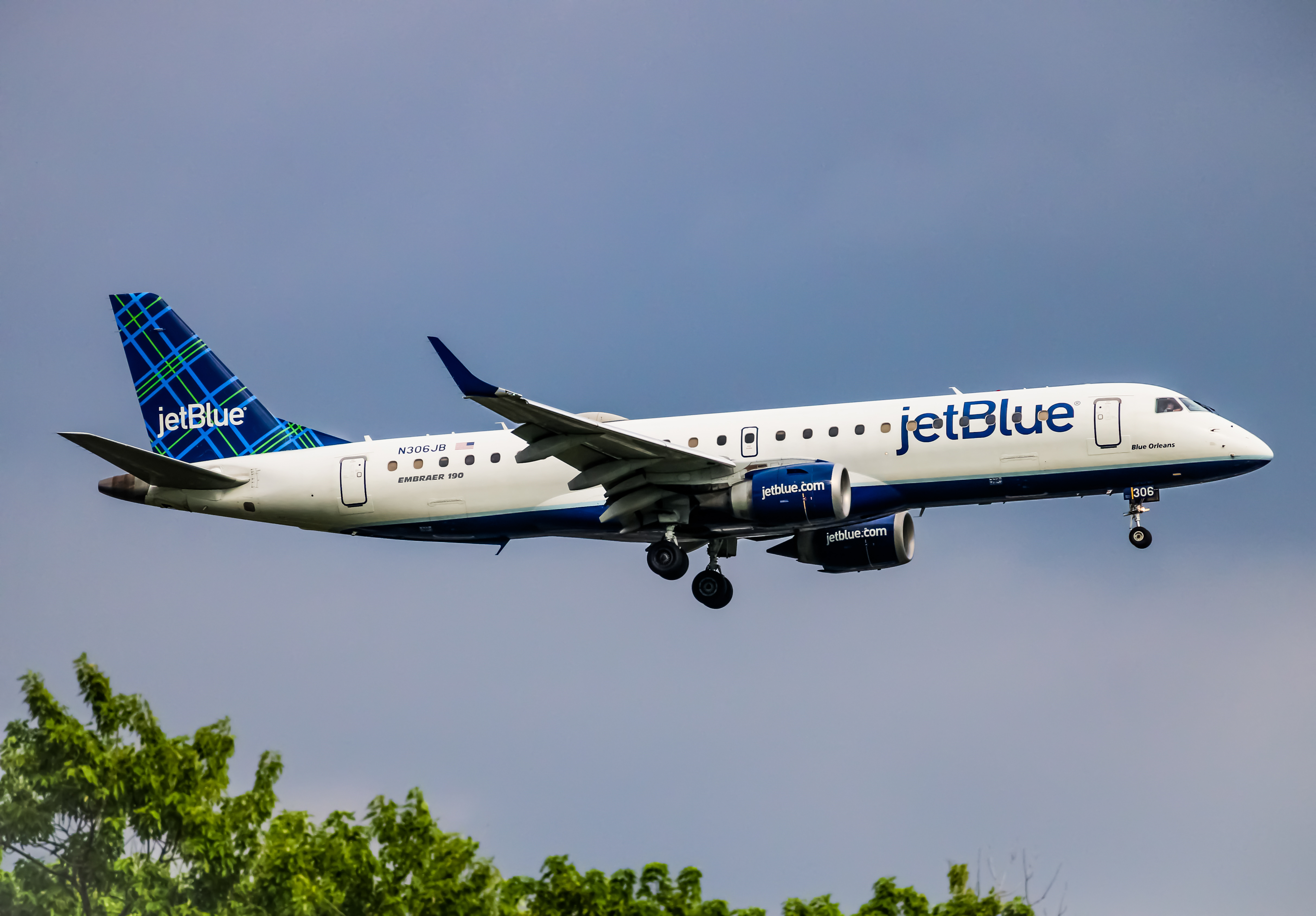 Full size: JetBlue Airways Embraer E190 N306JB at John F. Kennedy International Airport