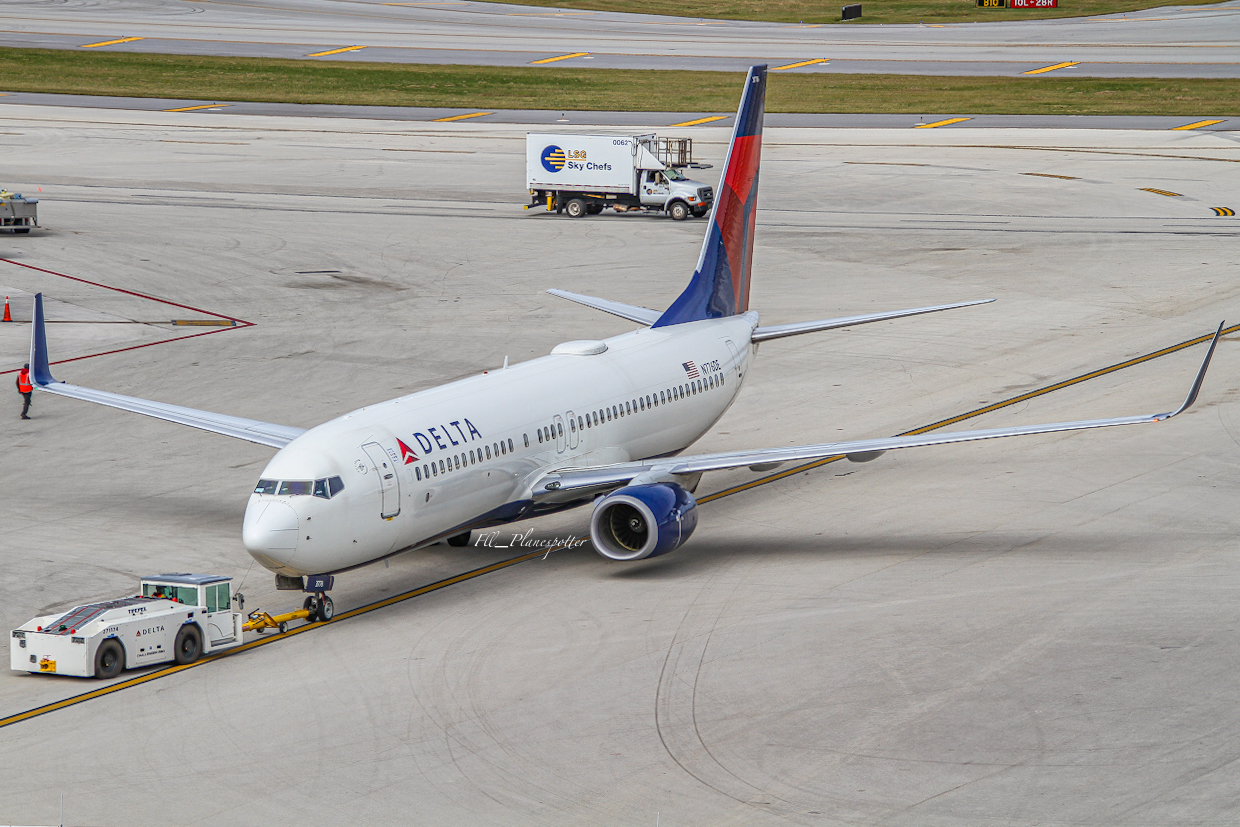 Full size: Delta Airlines Boeing 737-800 N776DE at Fort Lauderdale/Hollywood International Airport