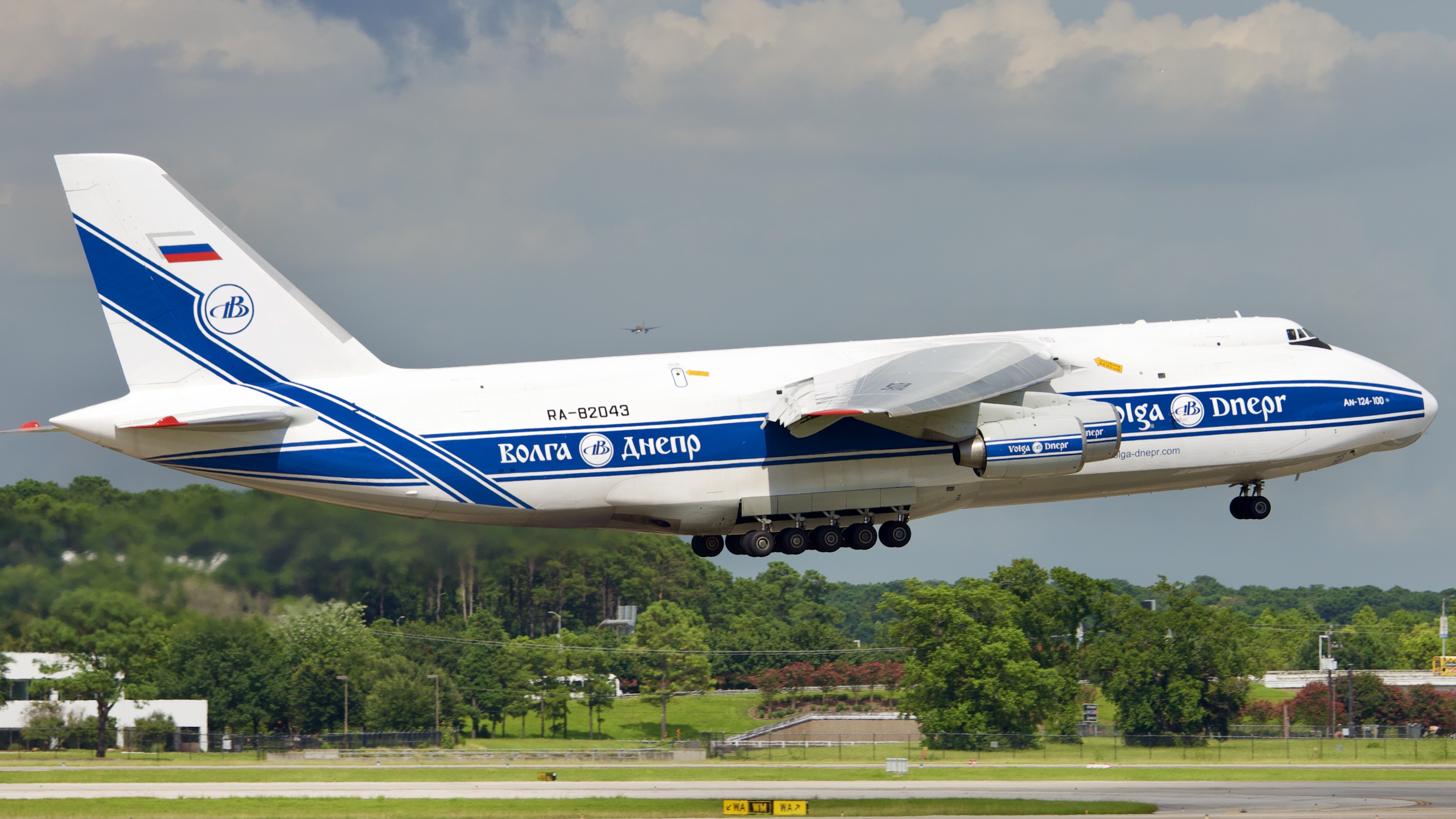 Full size: Volga-Dnepr Airlines Antonov An-124 RA-82043 at Houston-George Bush Intercontinental Airport