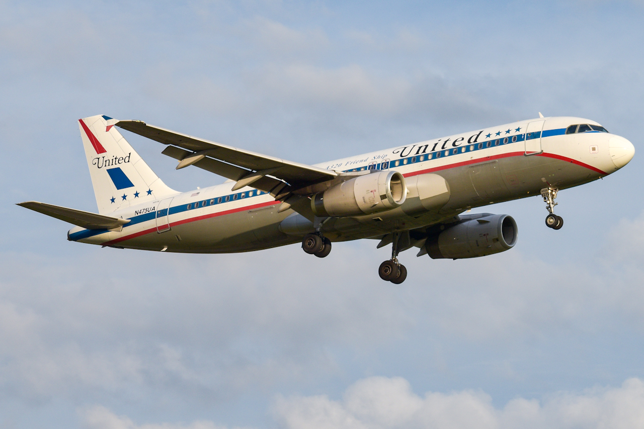 Full size: United Airlines Airbus A320 N475UA at Raleigh-Durham International Airport