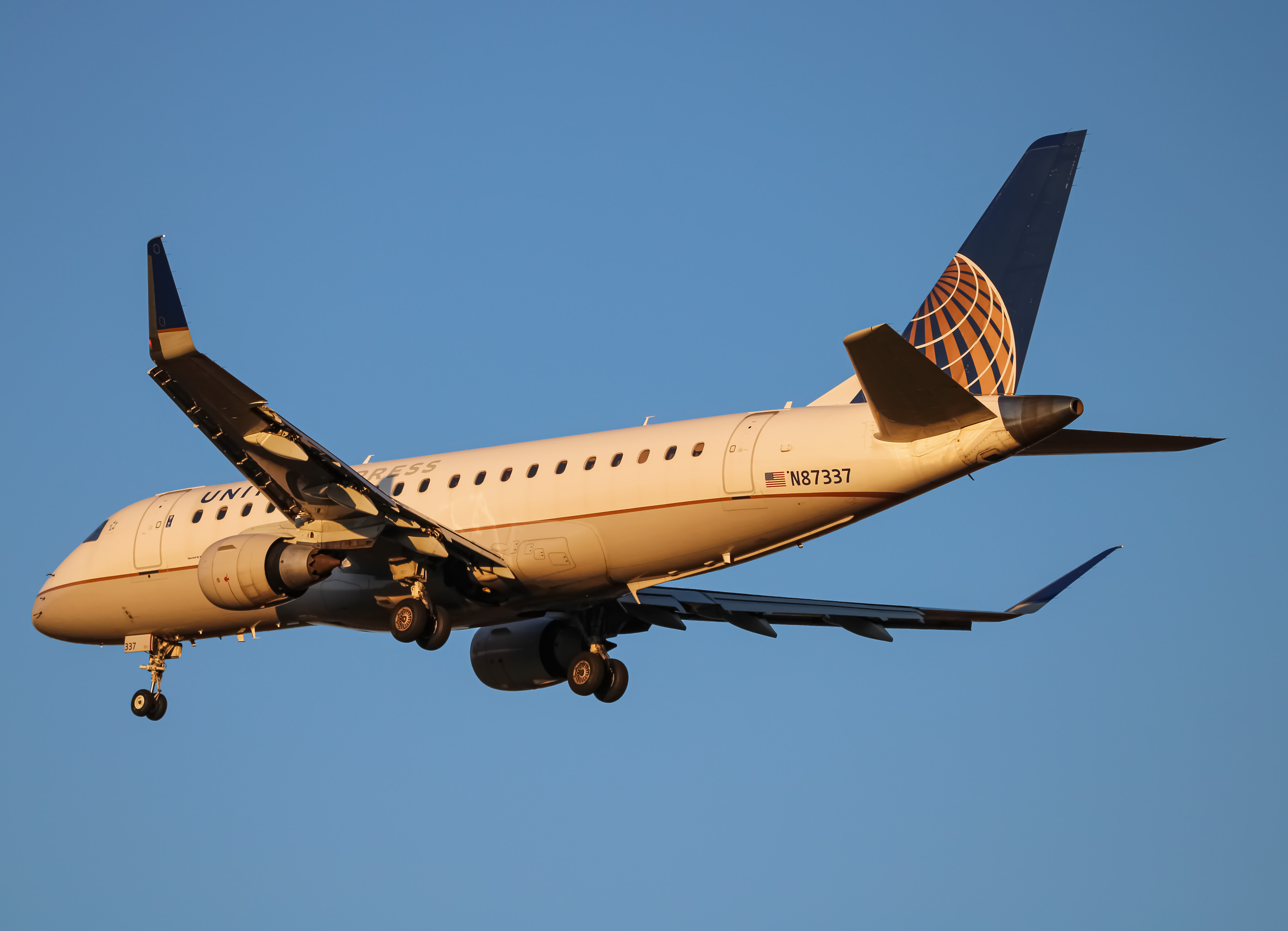 Full size: United Express Embraer E175 N87337 at Washington Dulles International Airport