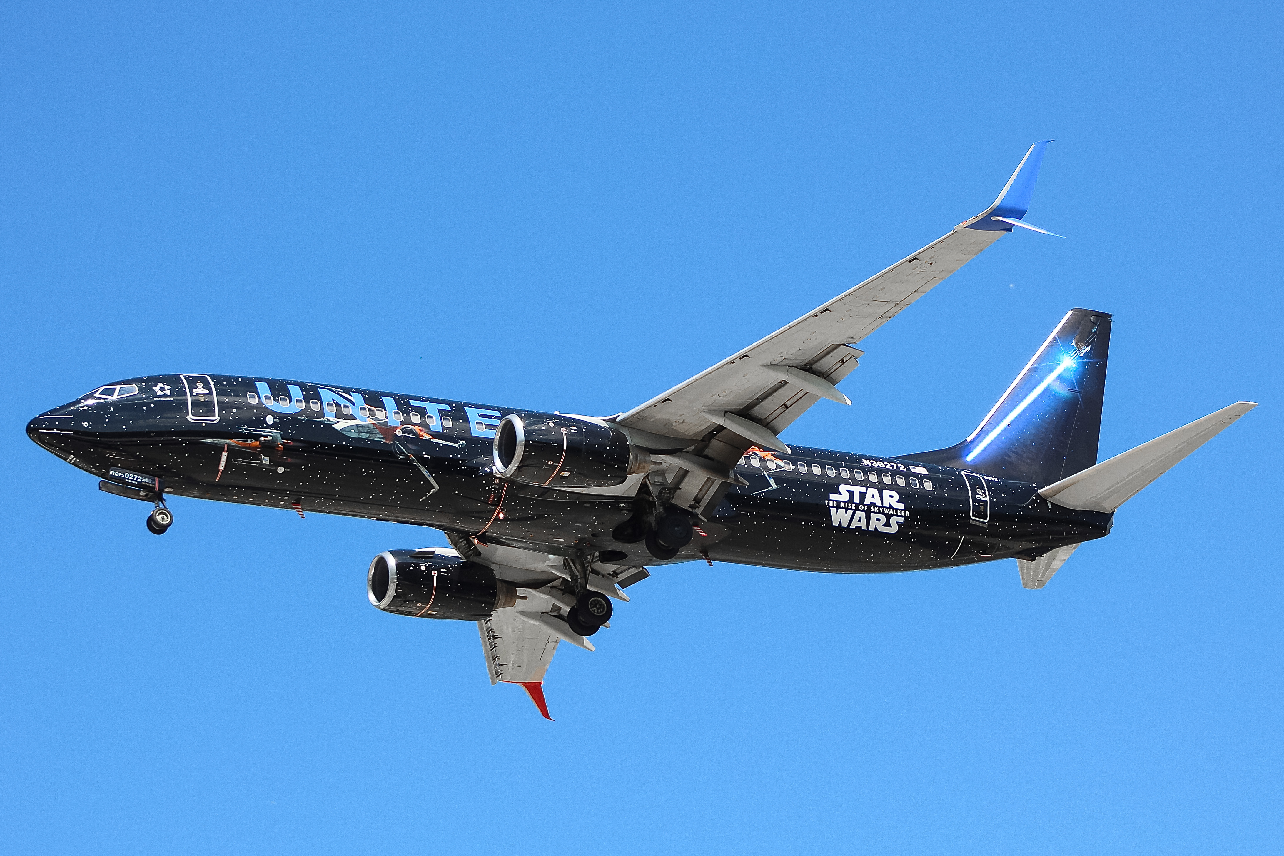 Full size: United Airlines Boeing 737-800 N36272 at General Mitchell International Airport