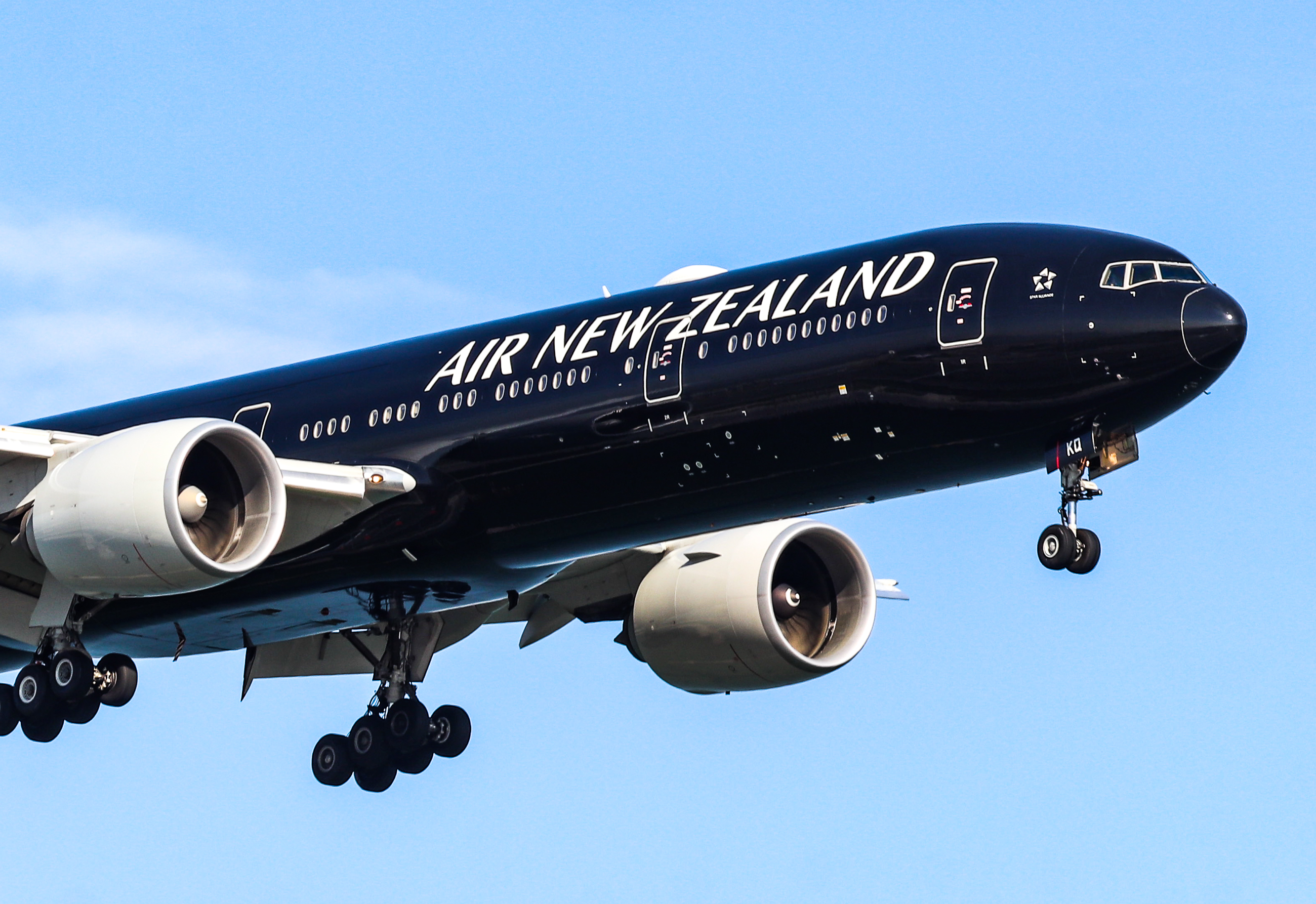Full size: Air New Zealand Boeing 777-300ER ZK-OKQ at Hong Kong International Airport