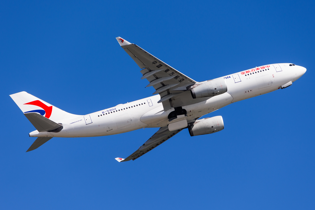 Full size: China Eastern Airlines Airbus A330-200 B-5902 at Hong Kong International Airport