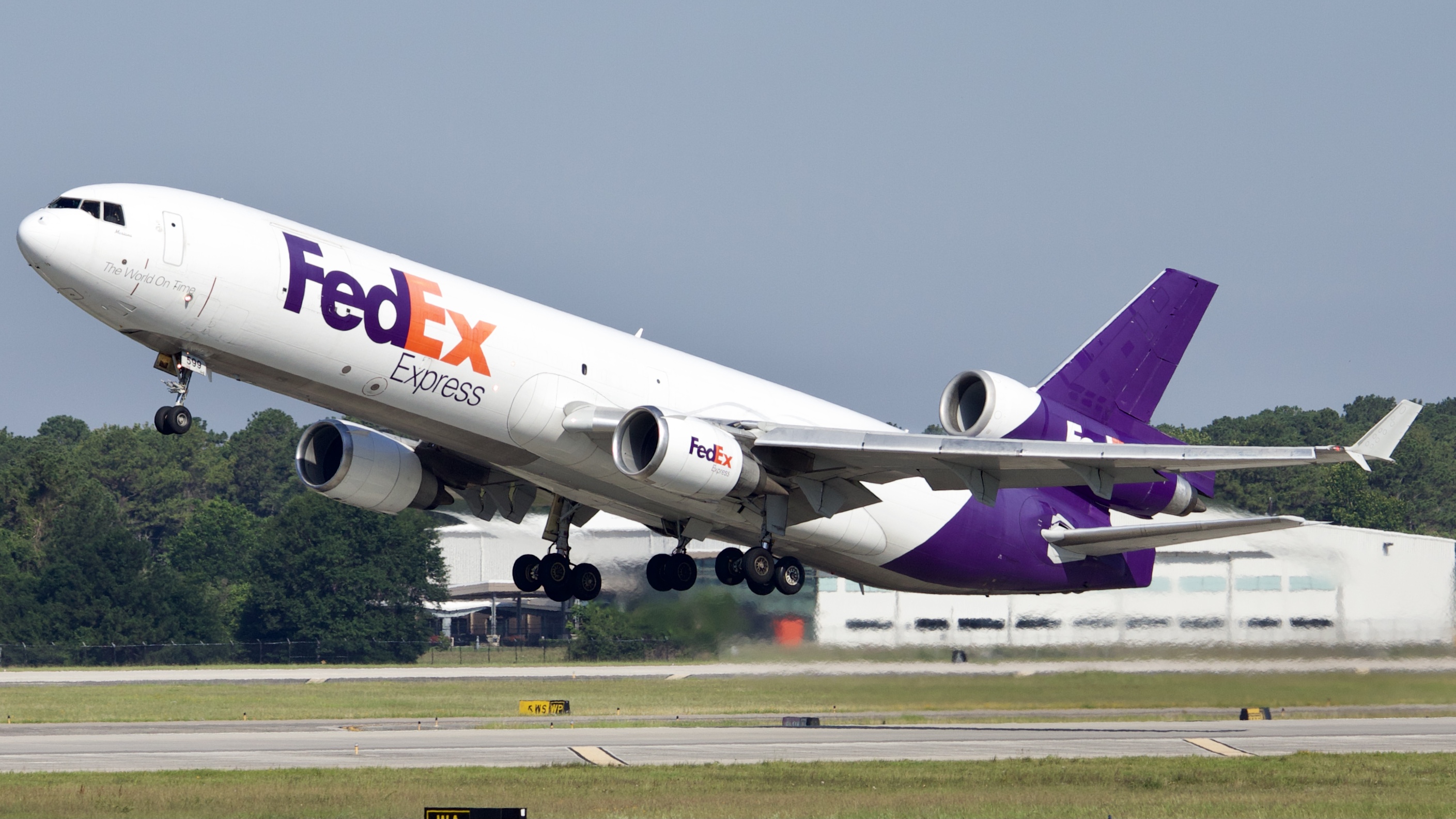 Full size: FedEx McDonnell Douglas MD-11F N599FE at Houston-George Bush Intercontinental Airport