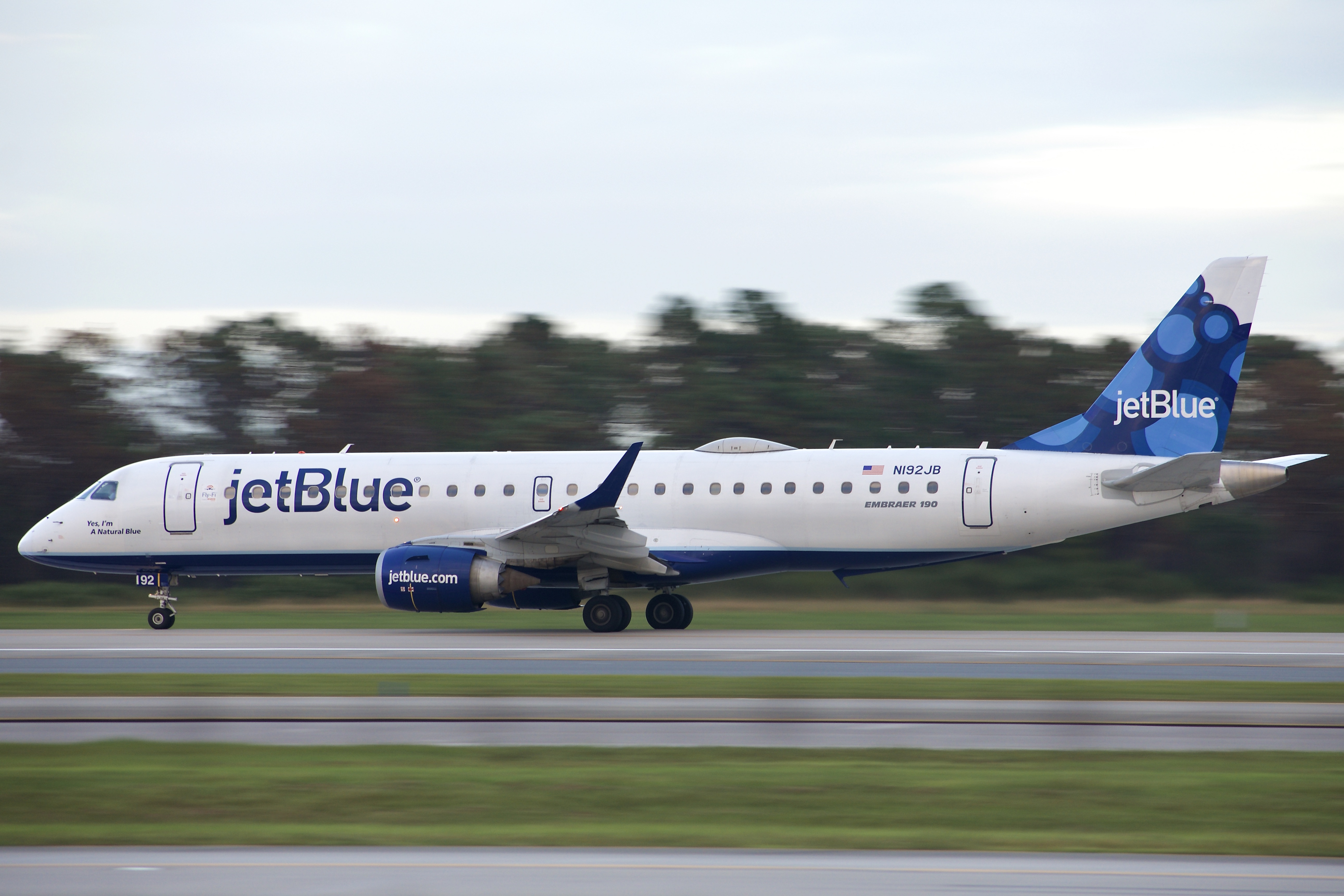 Full size: JetBlue Airways Embraer E190 N192JB at Orlando International Airport