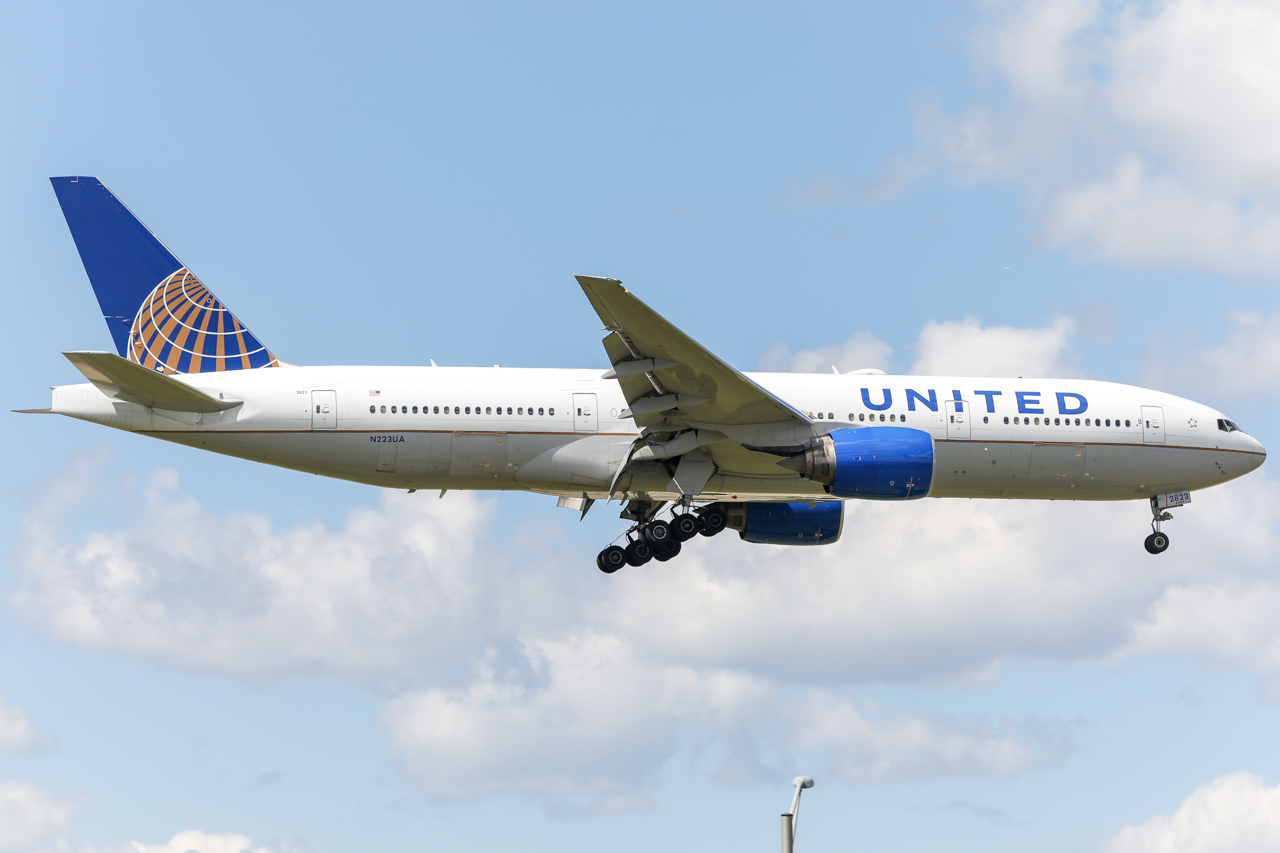 Full size: United Airlines Boeing 777-200ER N223UA at Newark Liberty International Airport