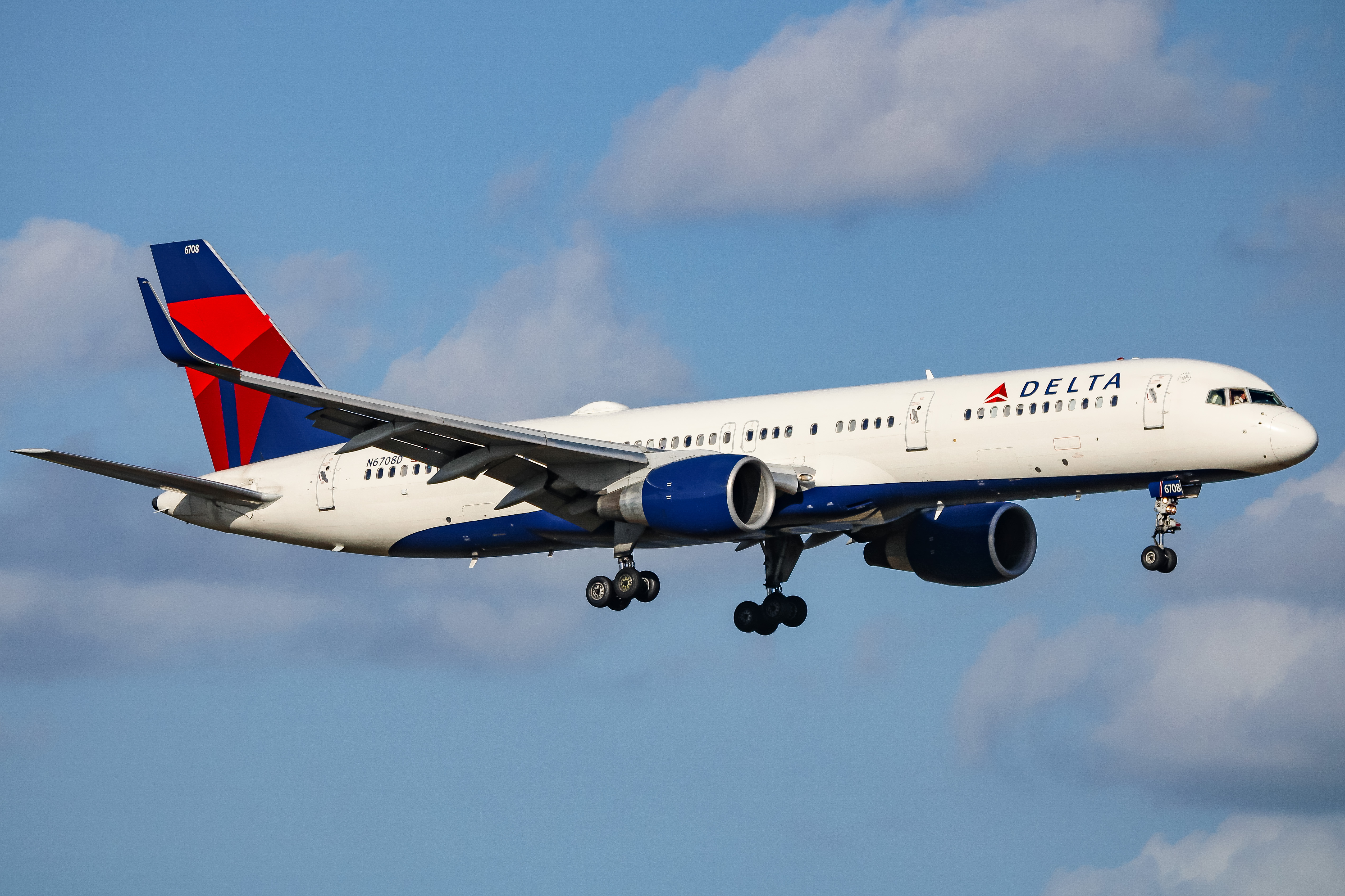 Full size: Delta Airlines Boeing 757-200 N6708D at Orlando International Airport