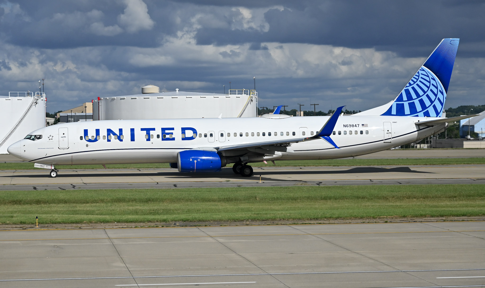 Full size: United Airlines Boeing 737-900ER N69847 at Pittsburgh International Airport