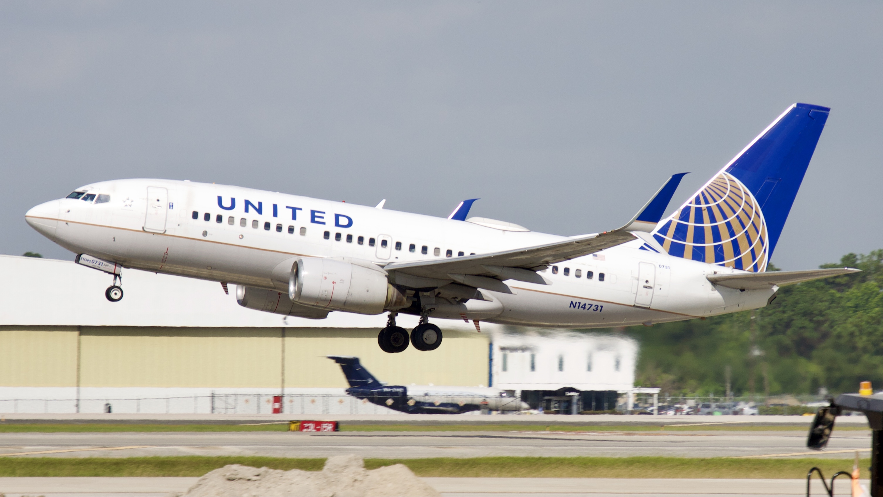 Full size: United Airlines Boeing 737-700 N14731 at Houston-George Bush Intercontinental Airport
