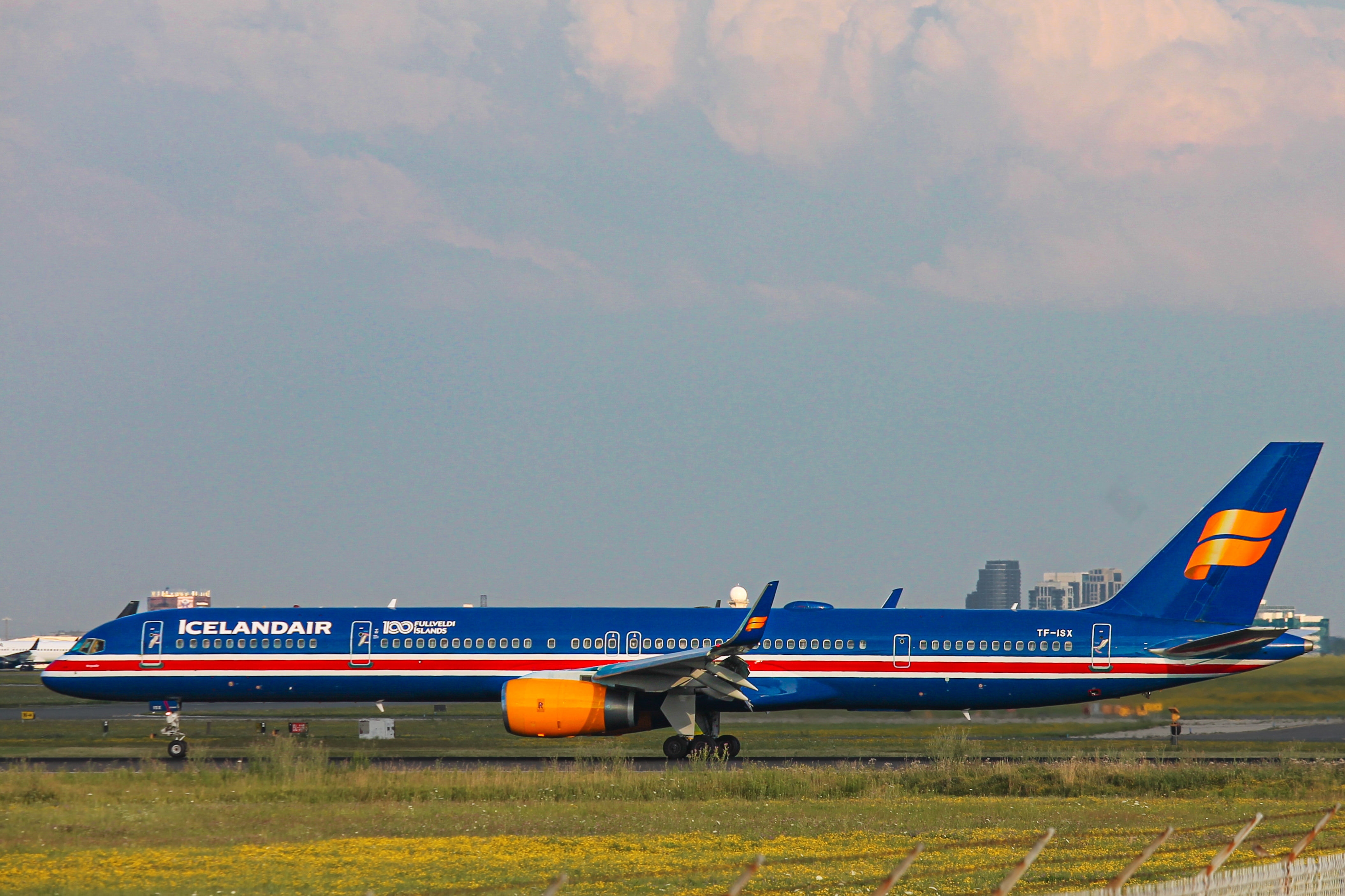 Full size: Icelandair Boeing 757-300 TF-ISX at Lester B Pearson International Airport