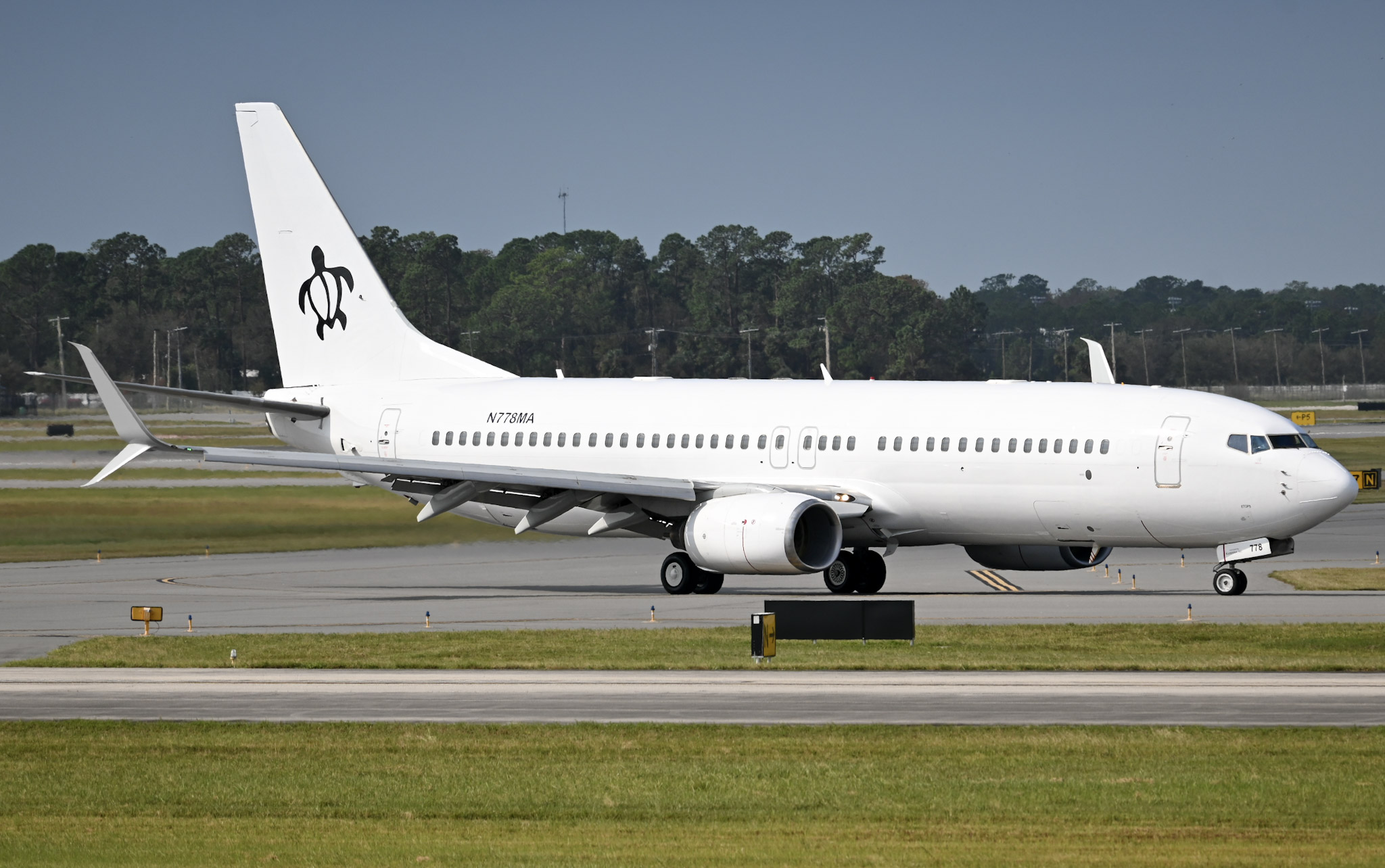 Full size: Kaiser Air Boeing 737-800 N778MA at Daytona Beach International Airport