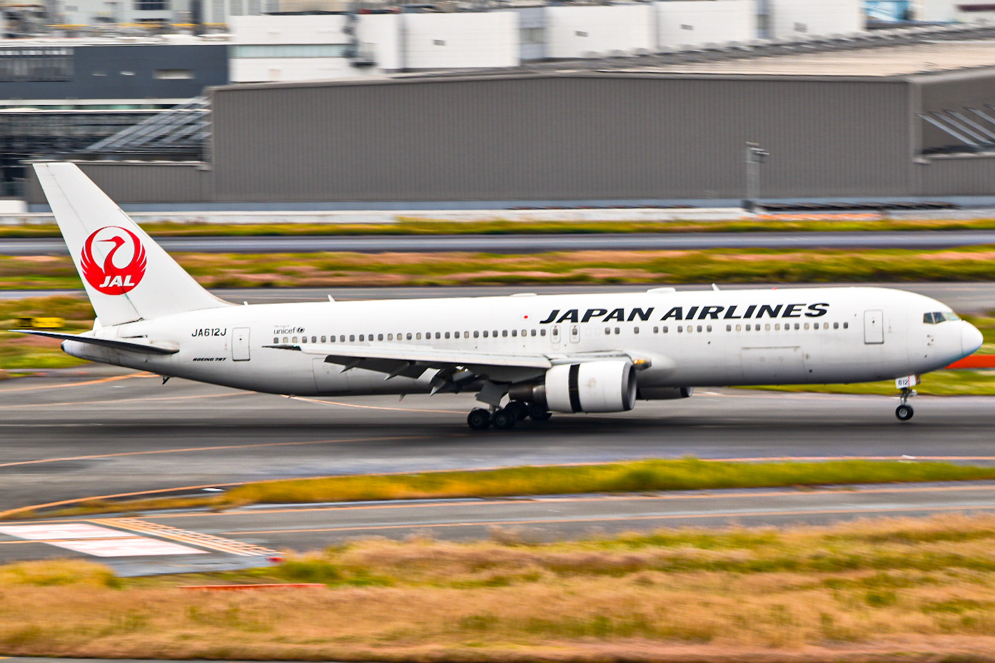 Full size: Japan Airlines Boeing 767-300ER JA612J at Tokyo-Haneda Airport