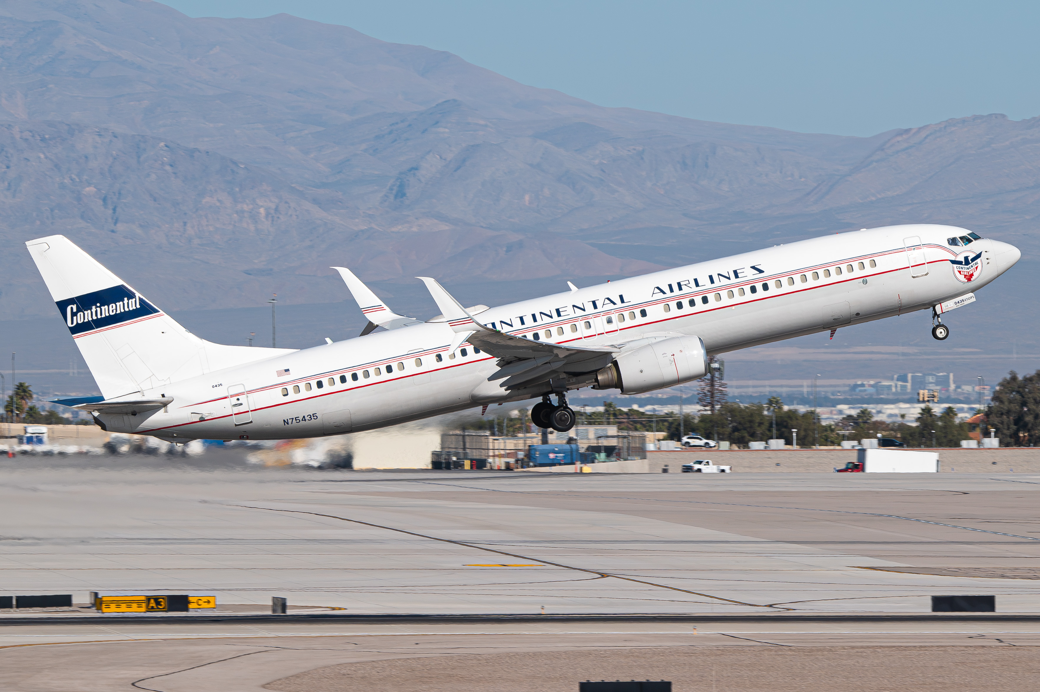 Full size: United Airlines Boeing 737-900ER N75435 at Harry Reid International Airport
