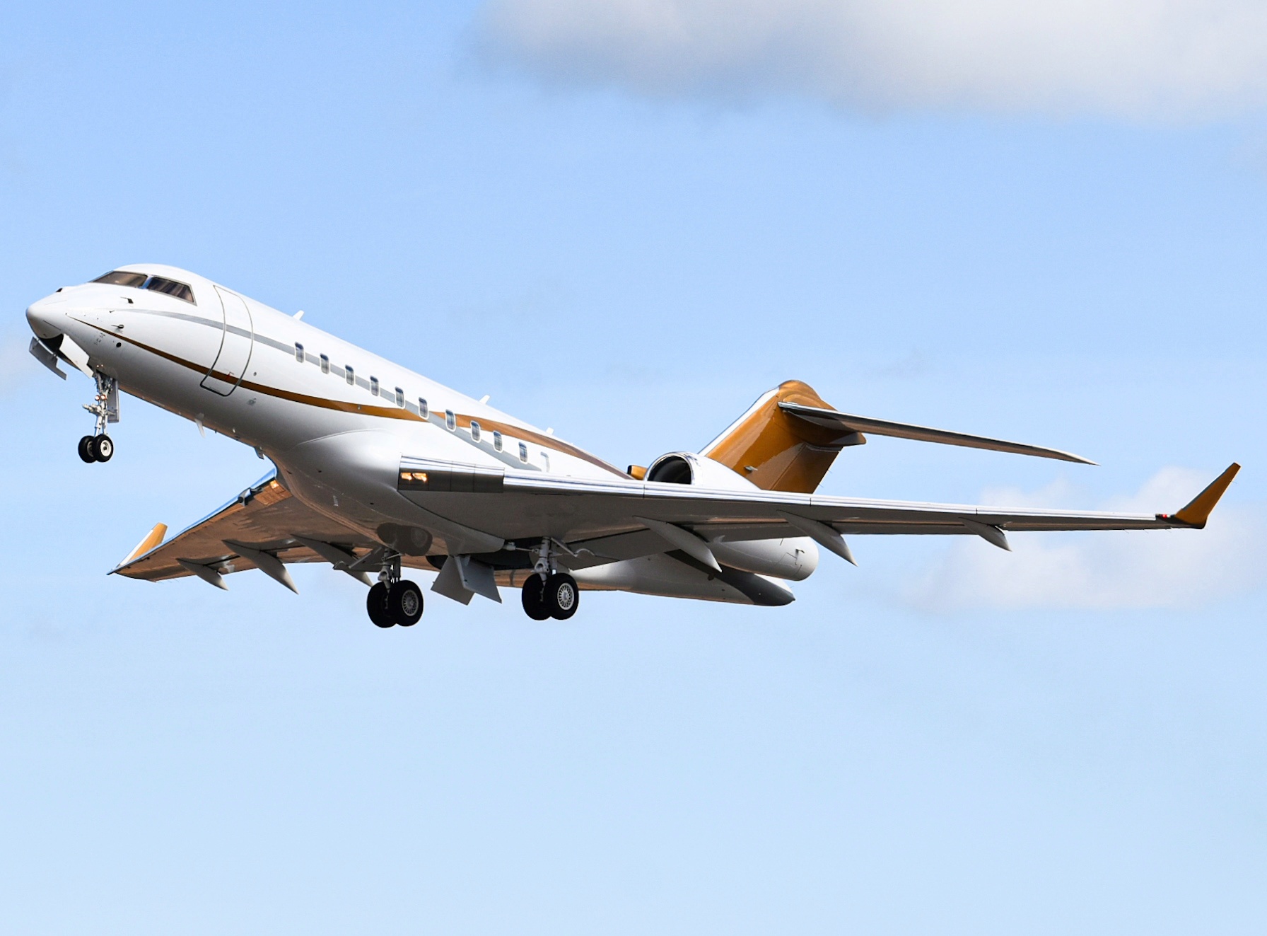 Full size: PRIVATE Bombardier Global 5000 N514MD at Aeropuerto de Cabo San Lucas Internacional