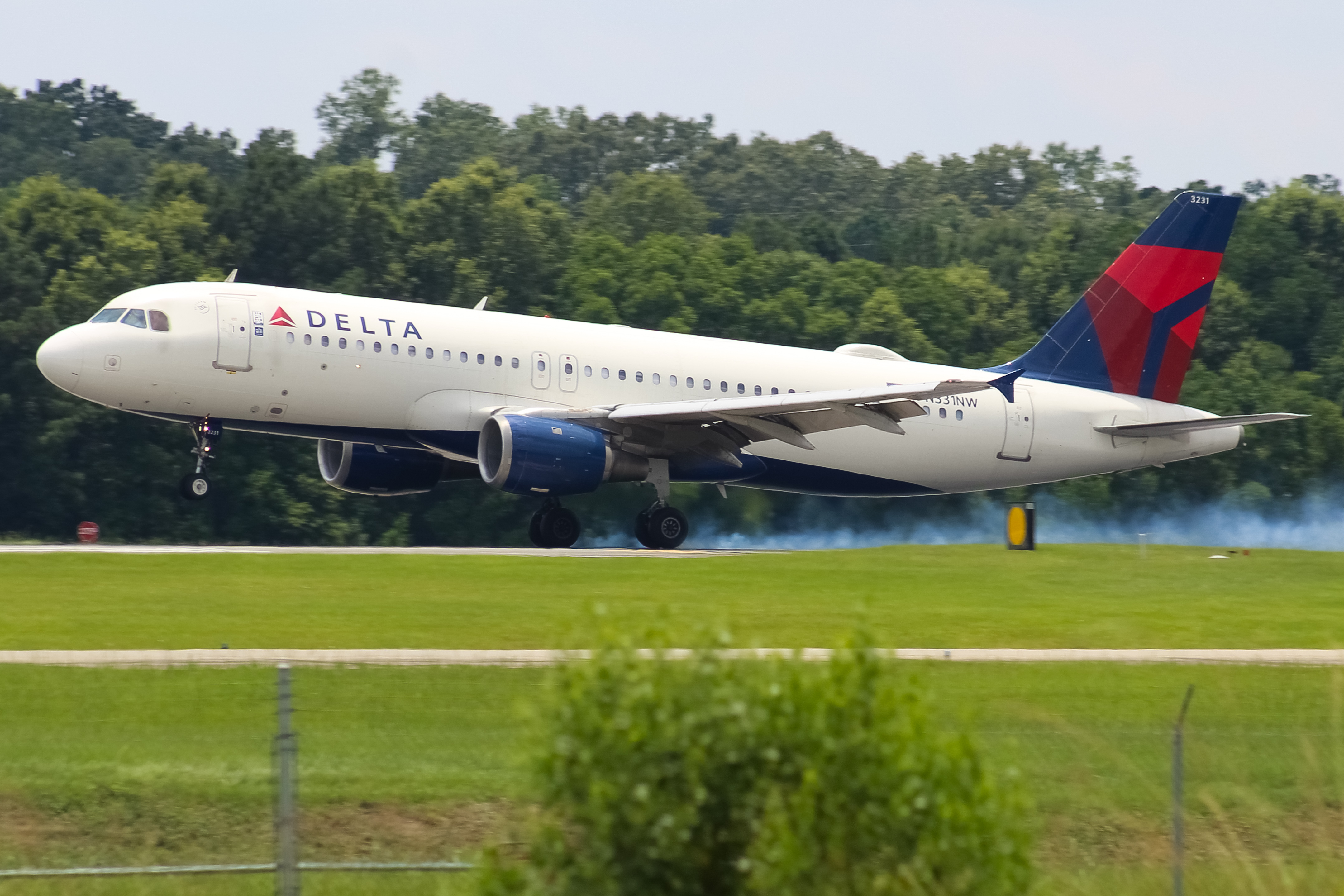 Full size: Delta Airlines Airbus A320 N331NW at Savannah/Hilton Head International Airport