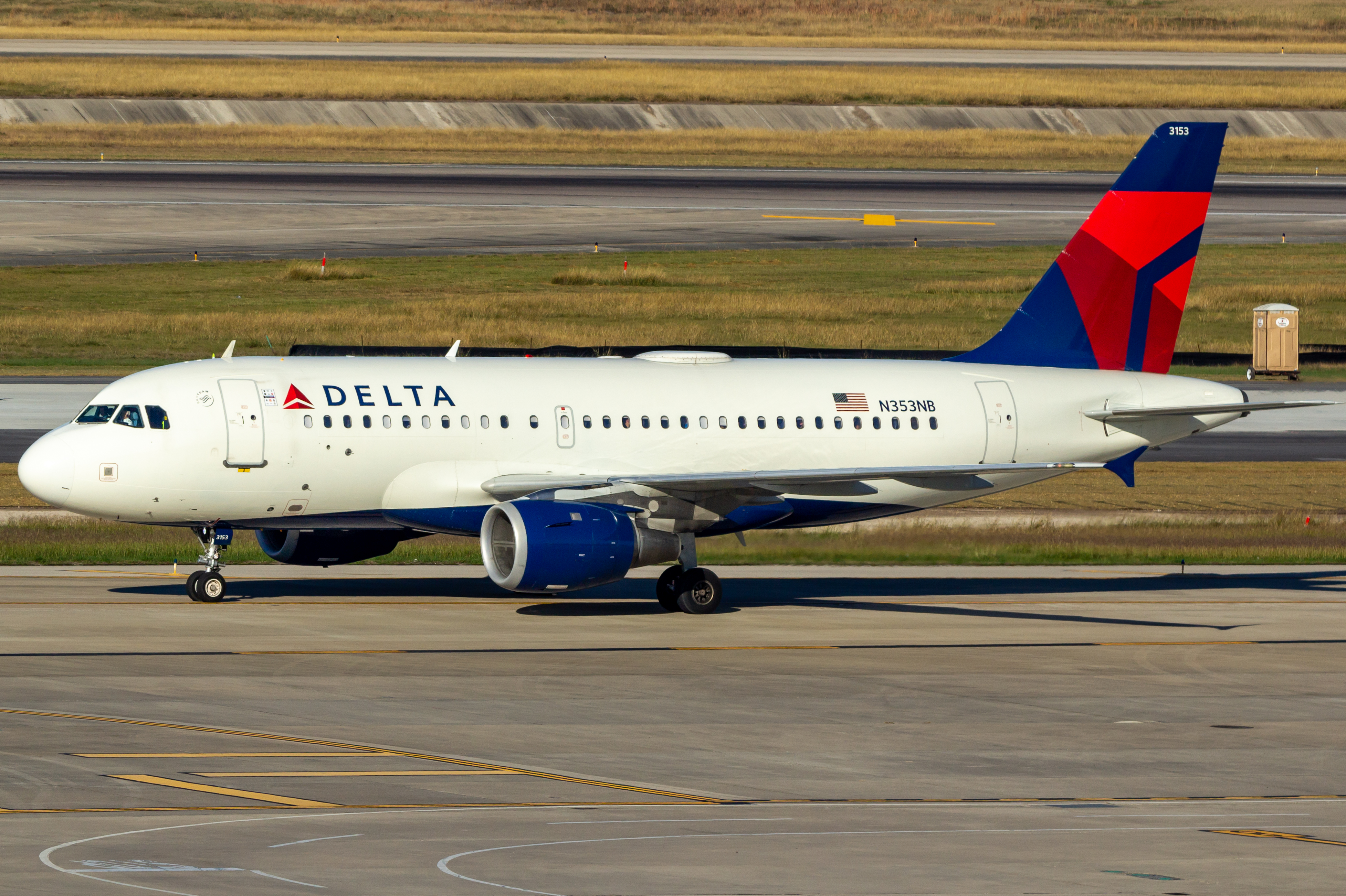 Full size: Delta Airlines Airbus A319 N353NB at Houston-George Bush Intercontinental Airport