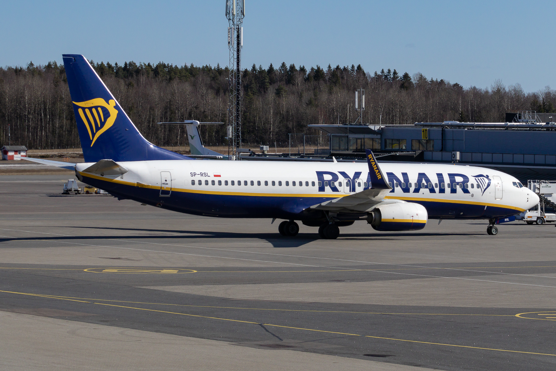 Full size: RyanAir Boeing 737-800 SP-RSL at Oslo Sandefjord Airport