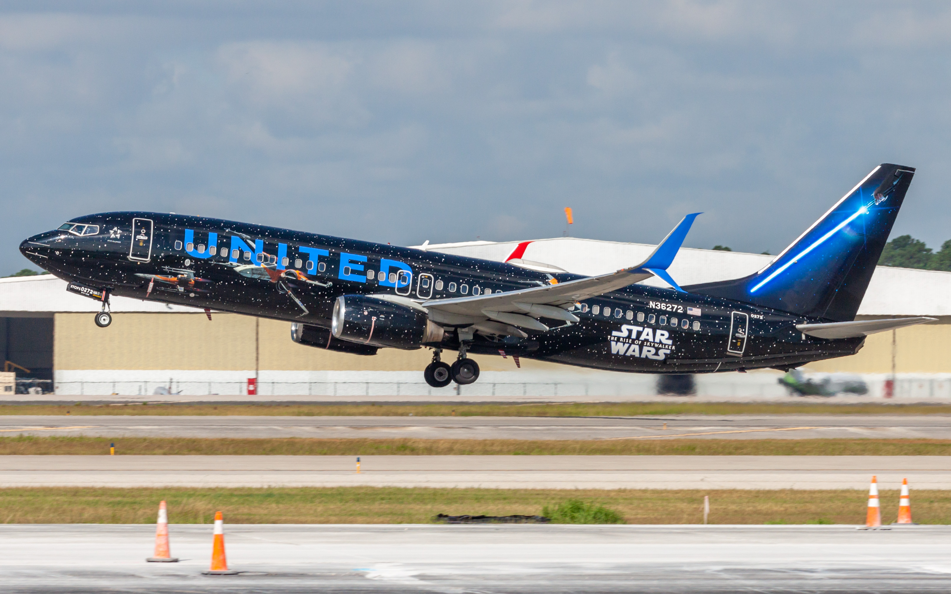 Full size: United Airlines Boeing 737-800 N36272 at Houston-George Bush Intercontinental Airport