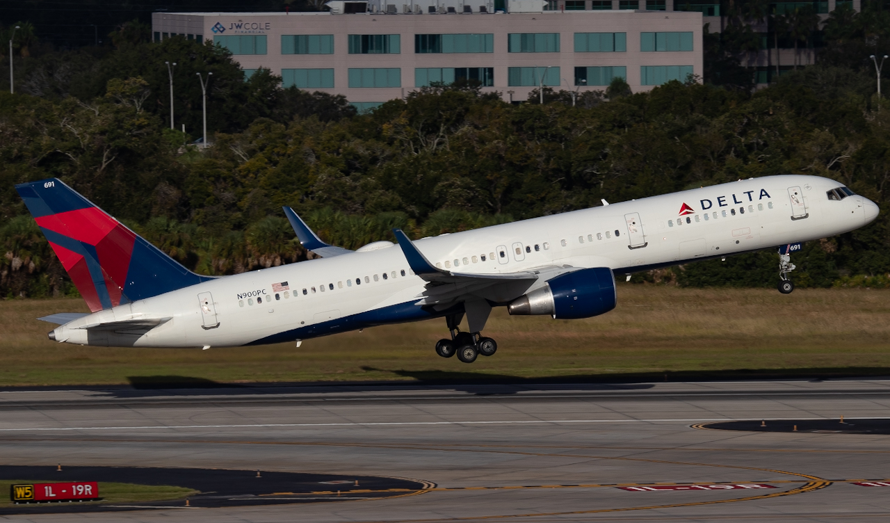 Full size: Delta Airlines Boeing 757-200 N900PC at Tampa International Airport