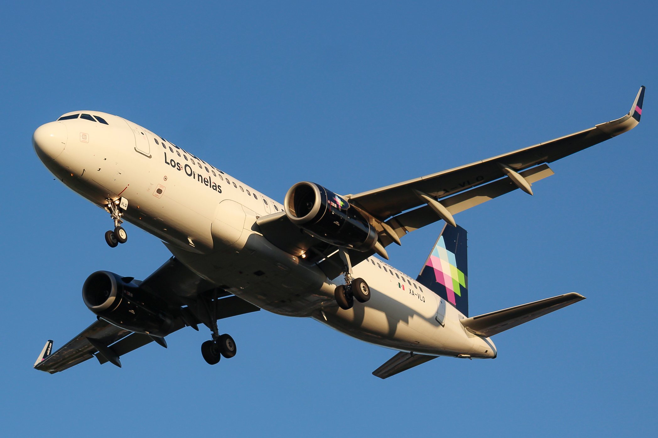 Full size: Volaris Airbus A320 XA-VLQ at Seattle-Tacoma International Airport