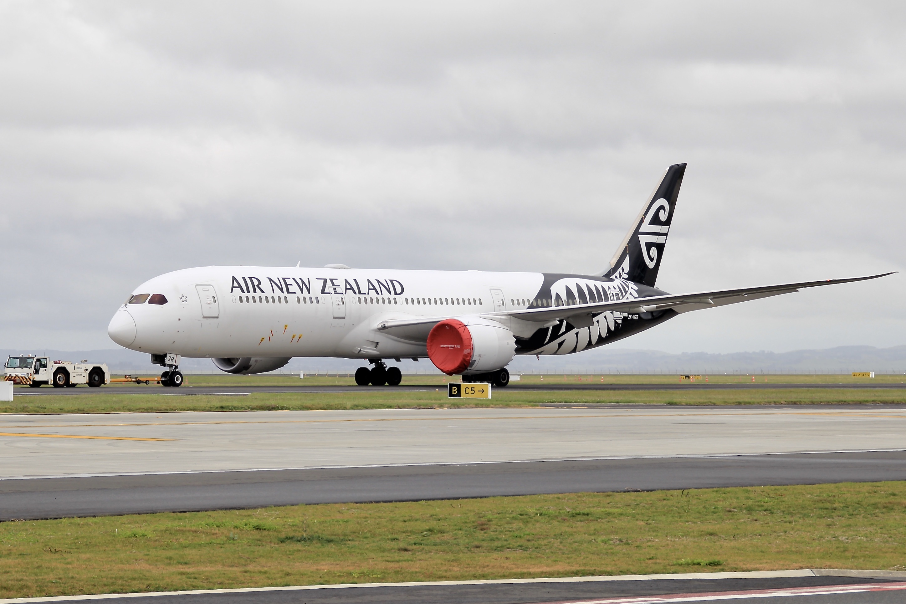 Full size: Air New Zealand Boeing 787-9 ZK-NZR at Auckland International Airport