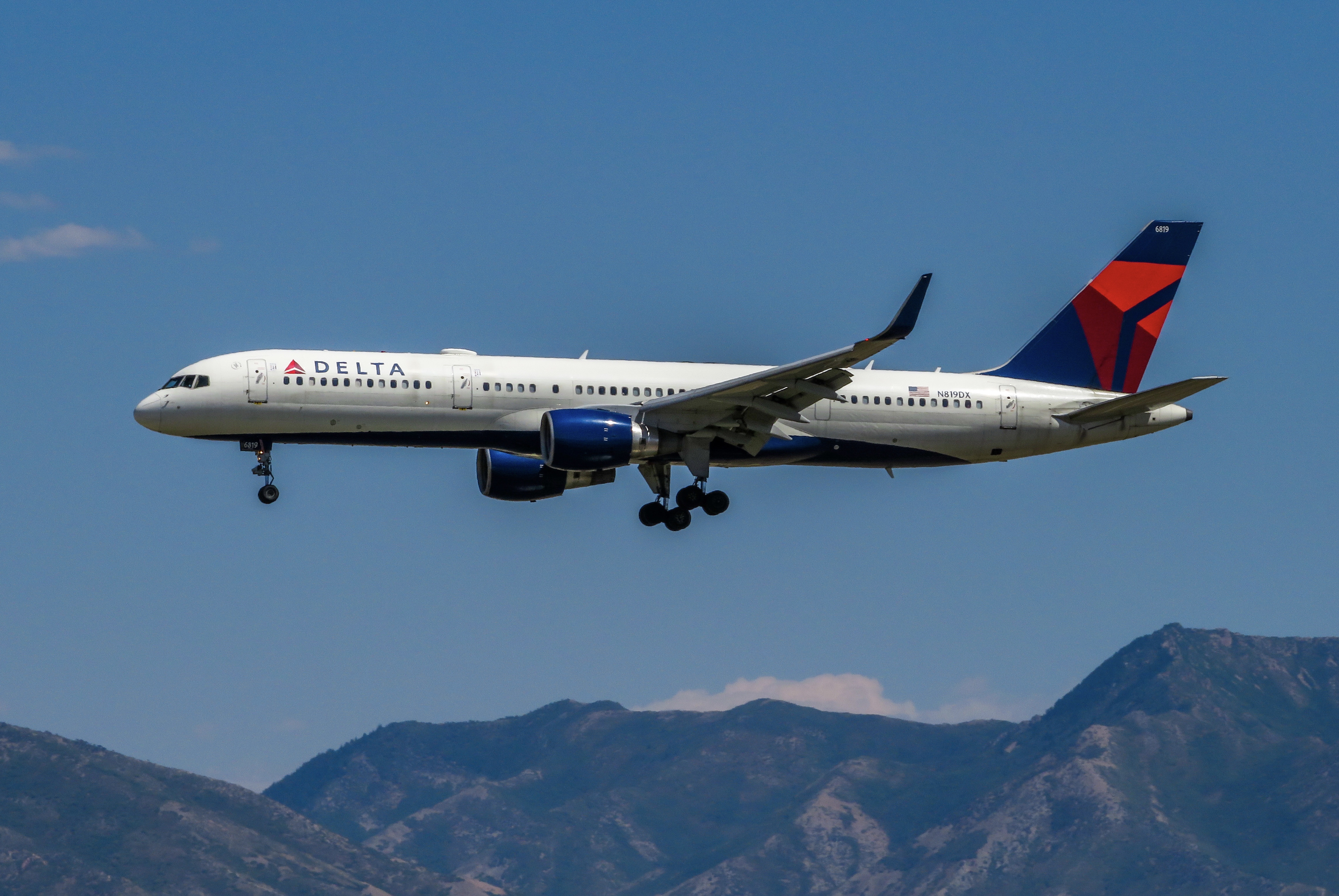 Full size: Delta Airlines Boeing 757-200 N819DX at Salt Lake City International Airport