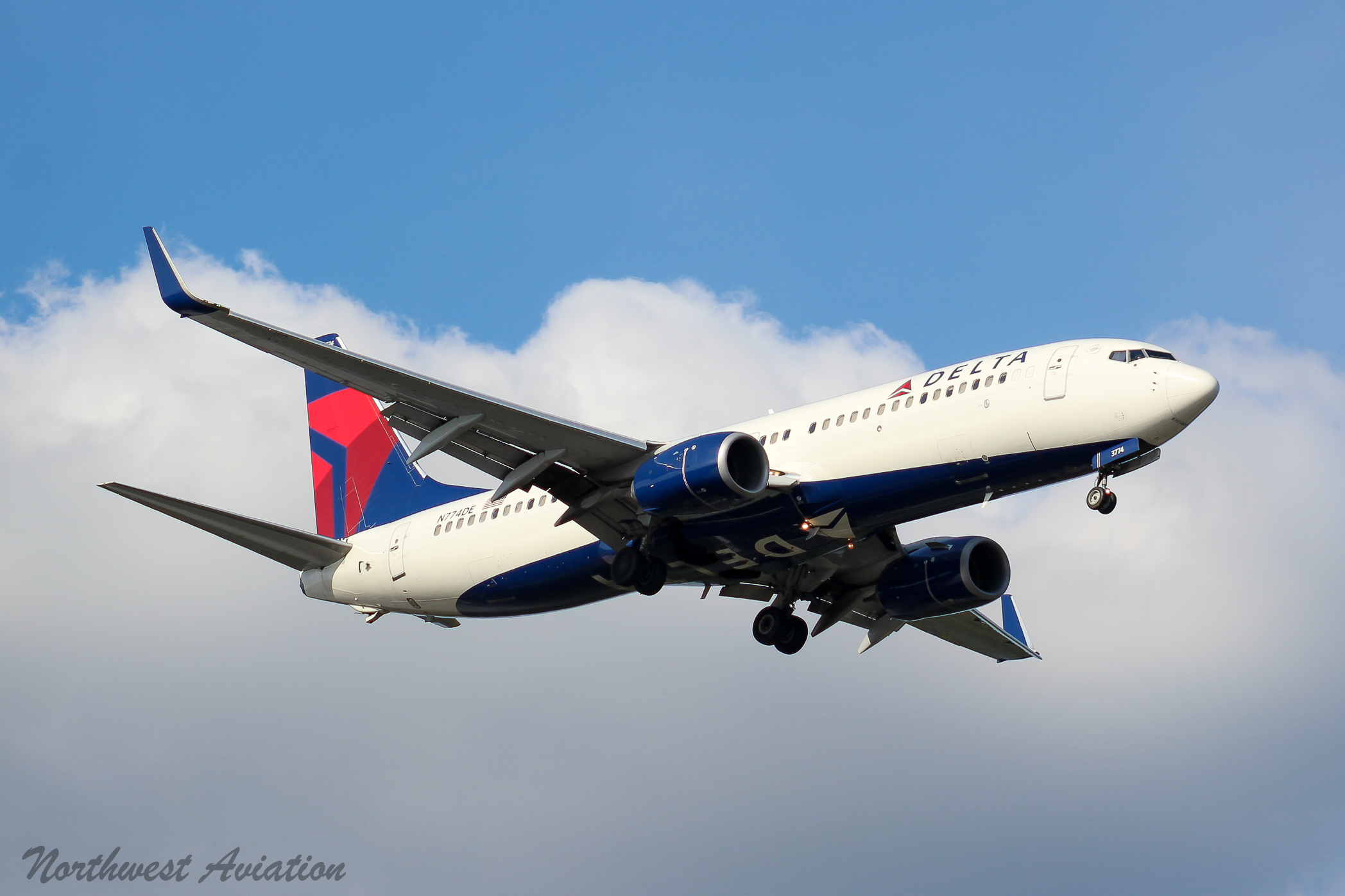 Full size: Delta Airlines Boeing 737-800 N774DE at Seattle-Tacoma International Airport
