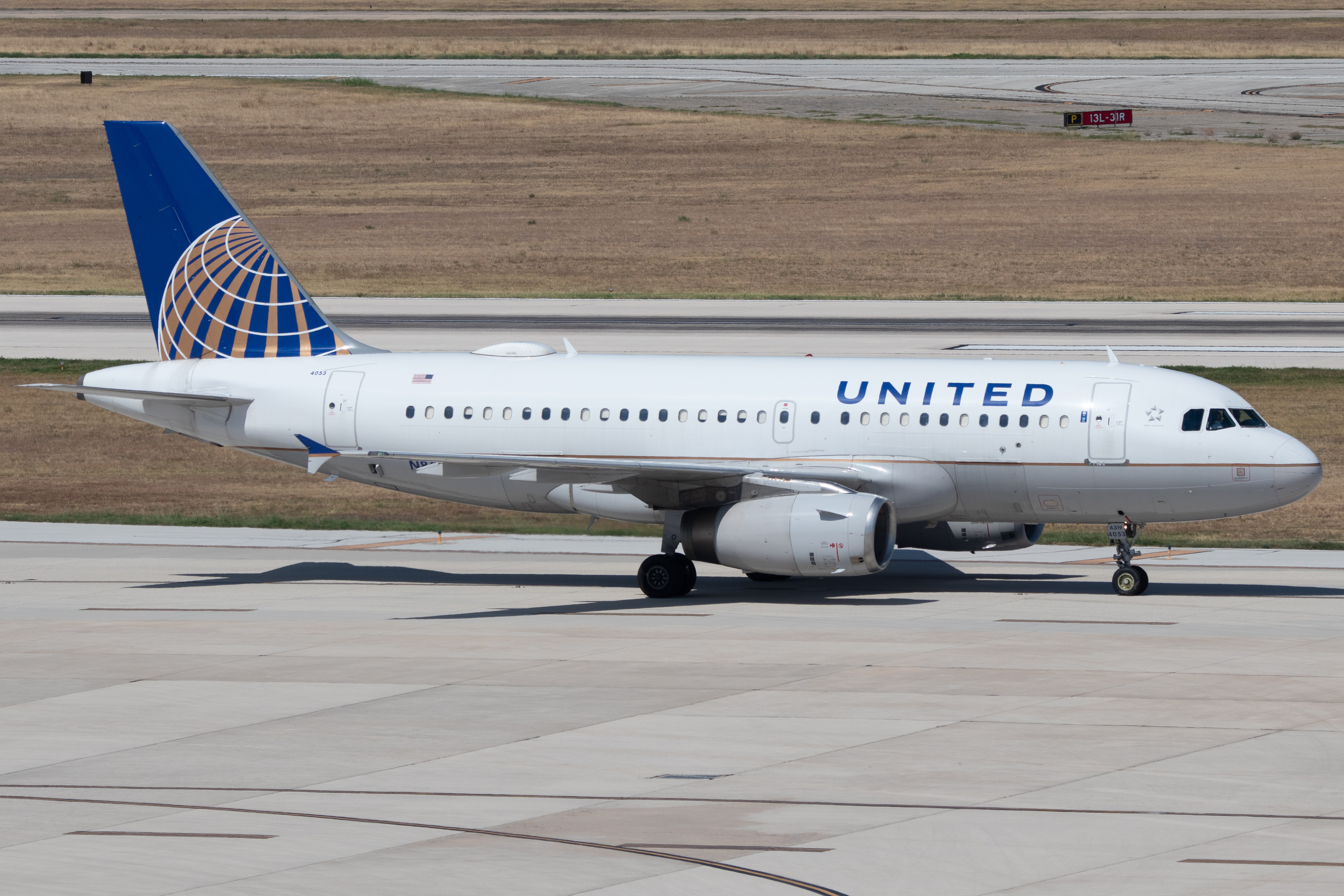 Full size: United Airlines Airbus A319 N853UA at San Antonio International Airport
