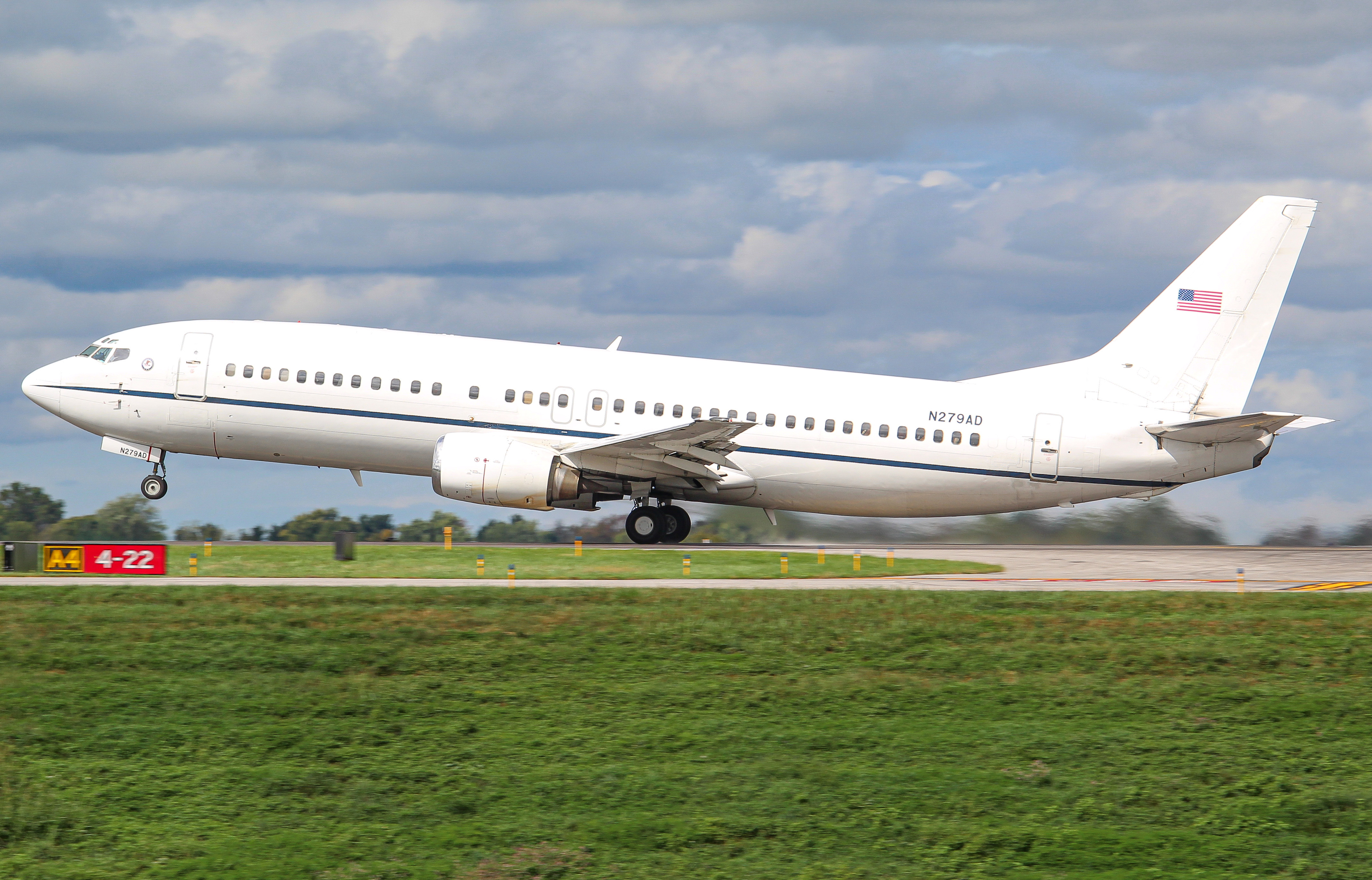 Full size: US Marshals Service Boeing 737-400 N279AD at Blue Grass Airport