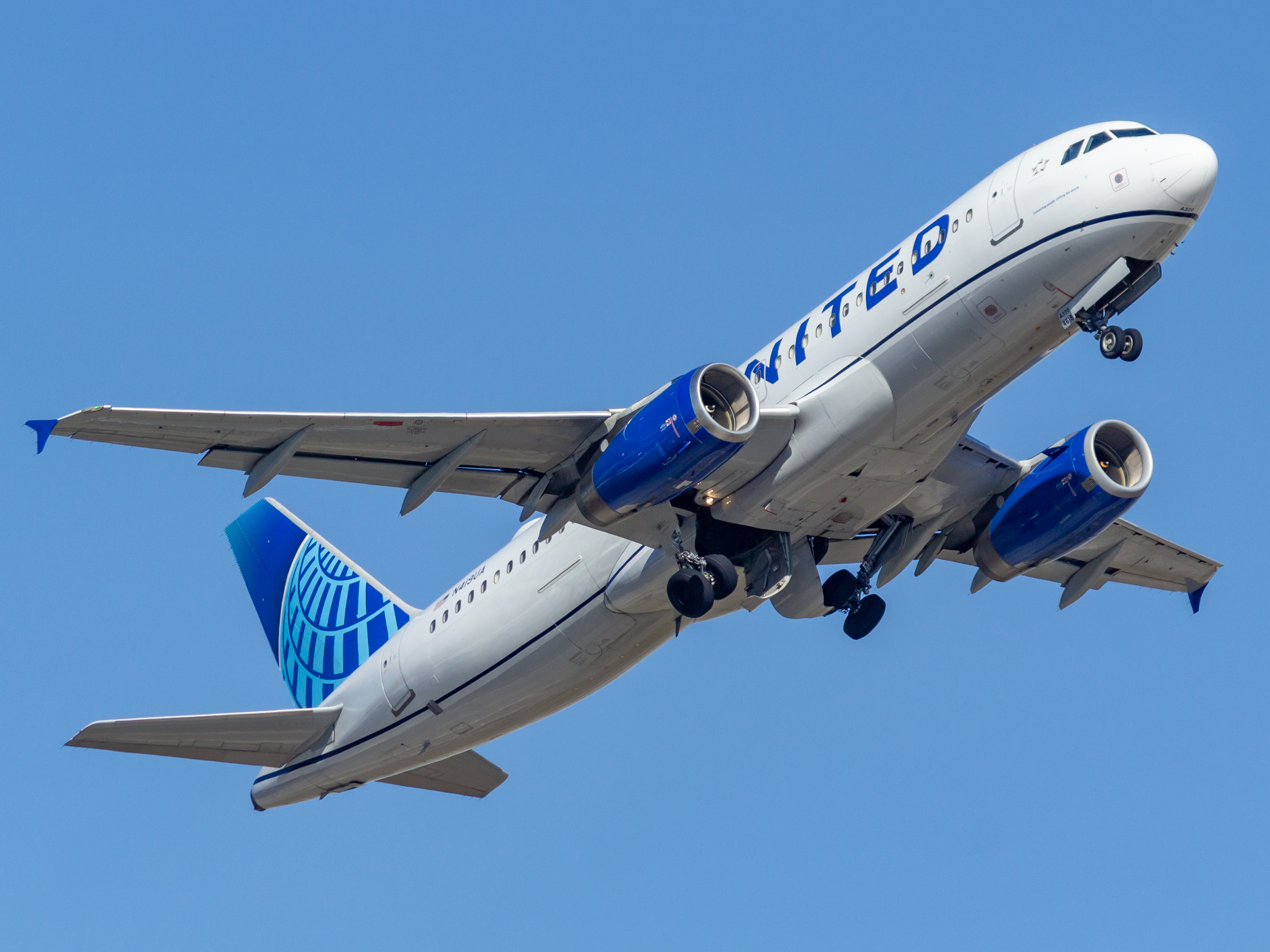Full size: United Airlines Airbus A319 N419UA at Houston-George Bush Intercontinental Airport