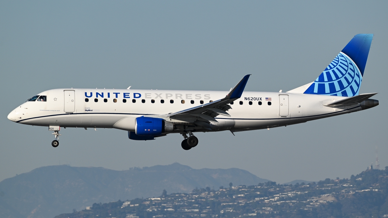 Full size: United Express Embraer E175 N620UX at Los Angeles International Airport