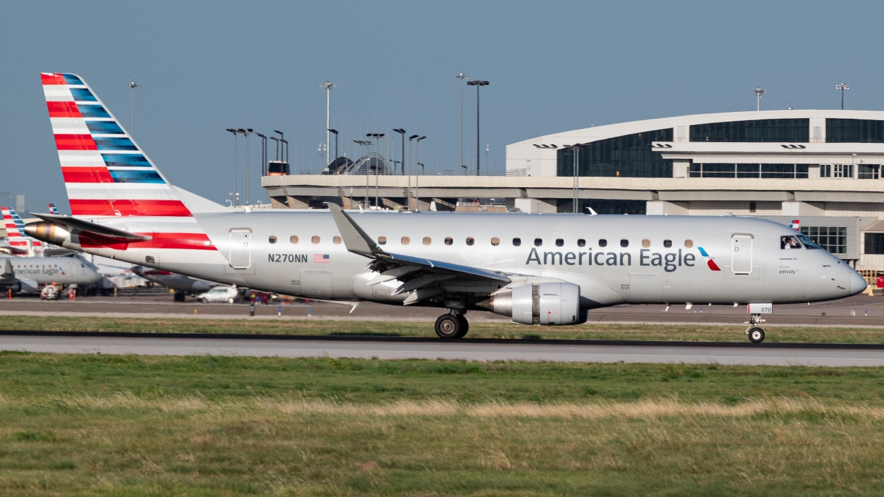 Full size: American Eagle Embraer E175 N270NN at Dallas-Fort Worth International Airport