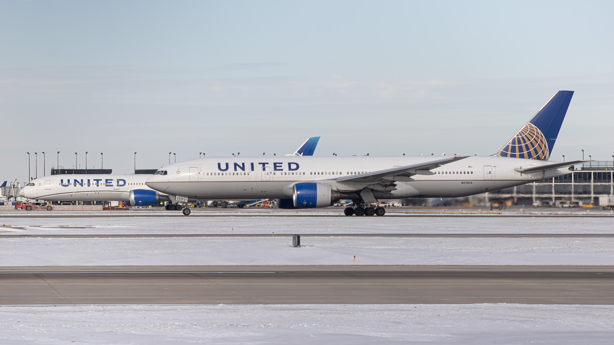 Full size: United Boeing 777-200 N215UA at Chicago O'Hare International Airport