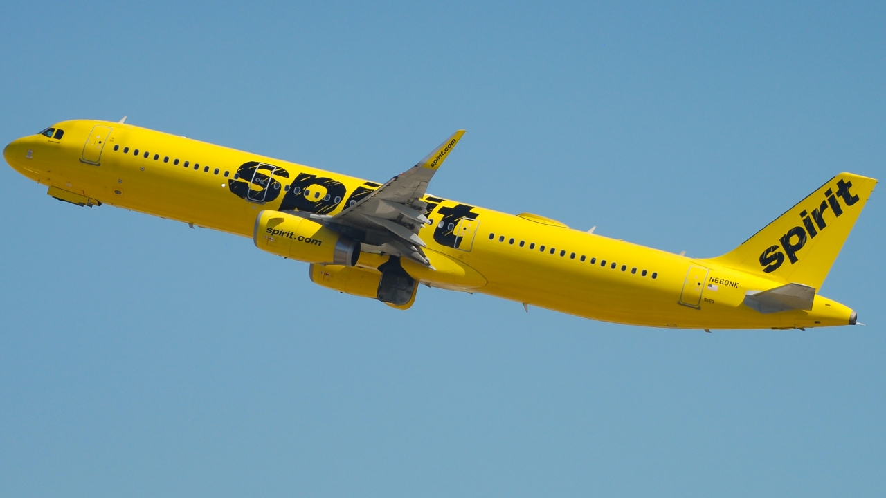 Full size: Spirit Airlines Airbus A321-200 N660NK at Los Angeles International Airport