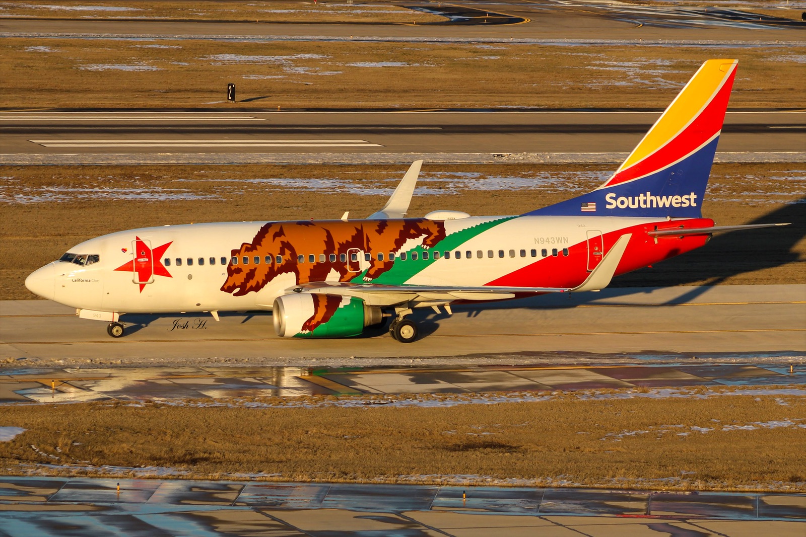 Full size: Southwest Airlines Boeing 737-700 N943WN at Dallas Love Field Airport