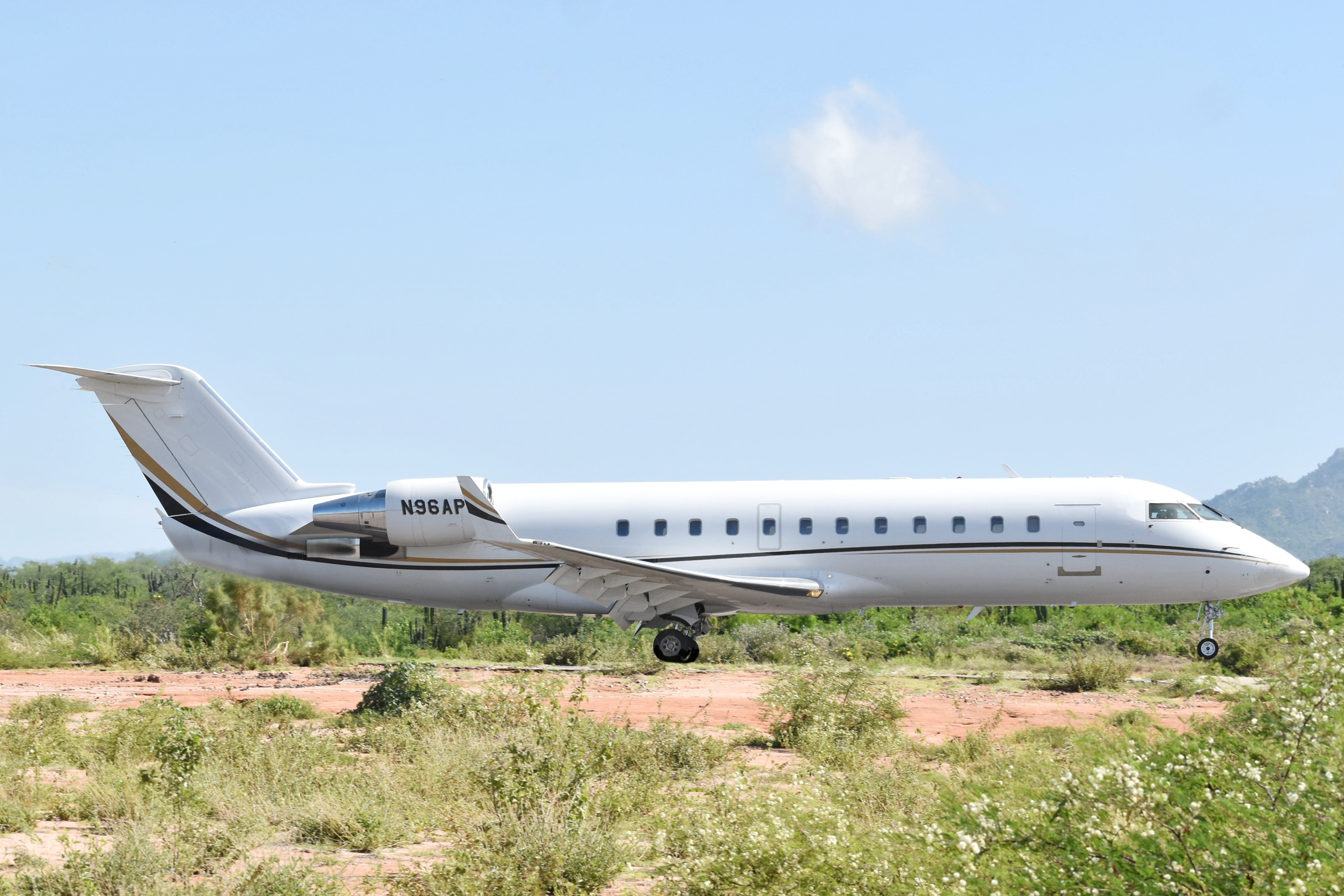 Full size: PRIVATE Mitsubishi CRJ-200ER N96AP at Aeropuerto de Cabo San Lucas Internacional