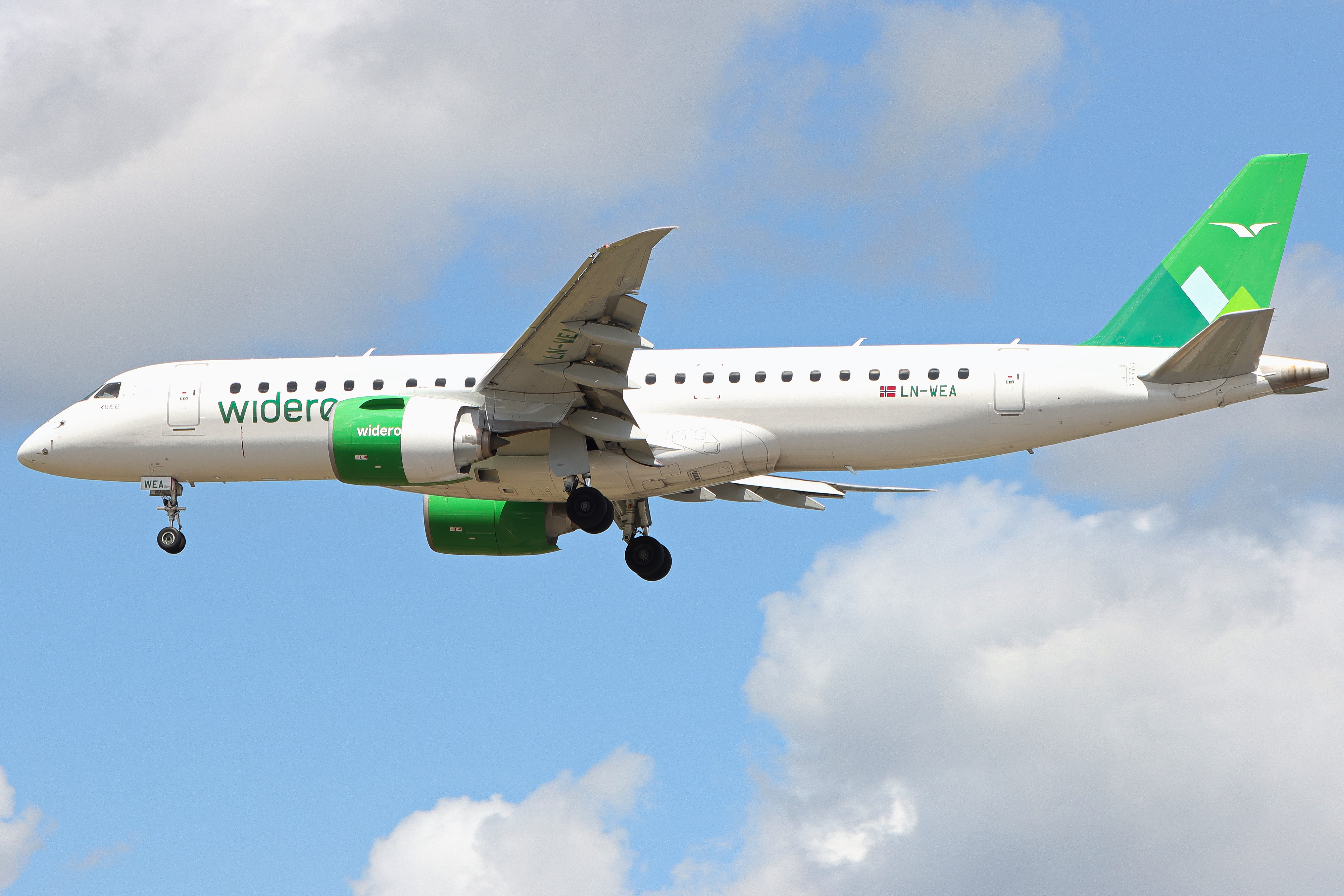 Full size: Widerøe Embraer E190-E2 LN-WEA at London Heathrow International Airport
