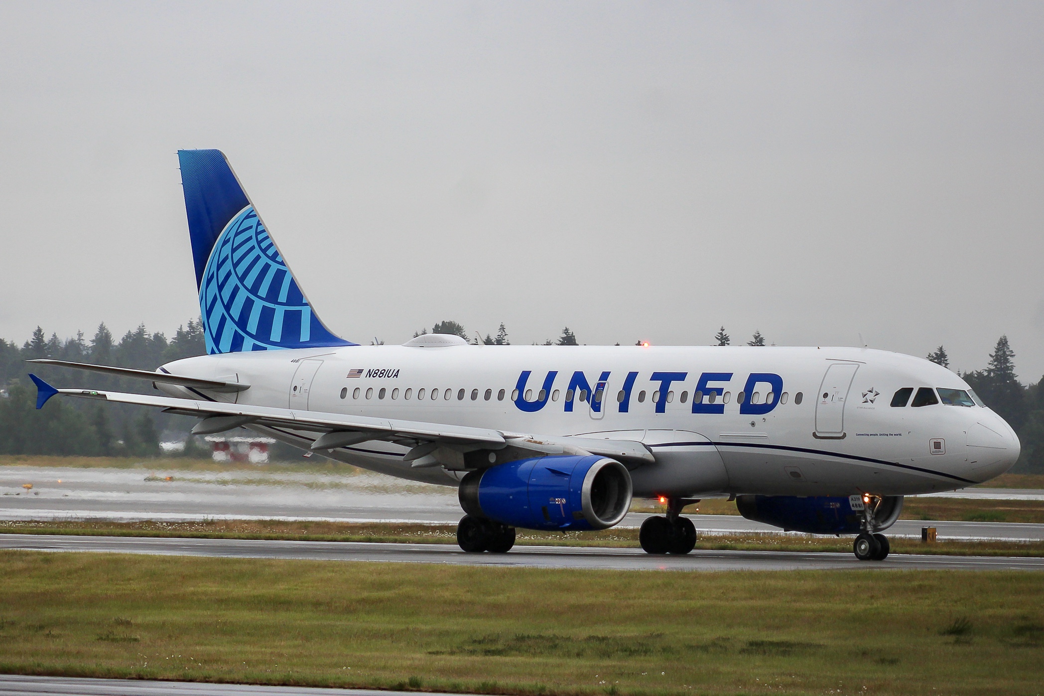 Full size: United Airlines Airbus A319 N881UA at Seattle-Tacoma International Airport
