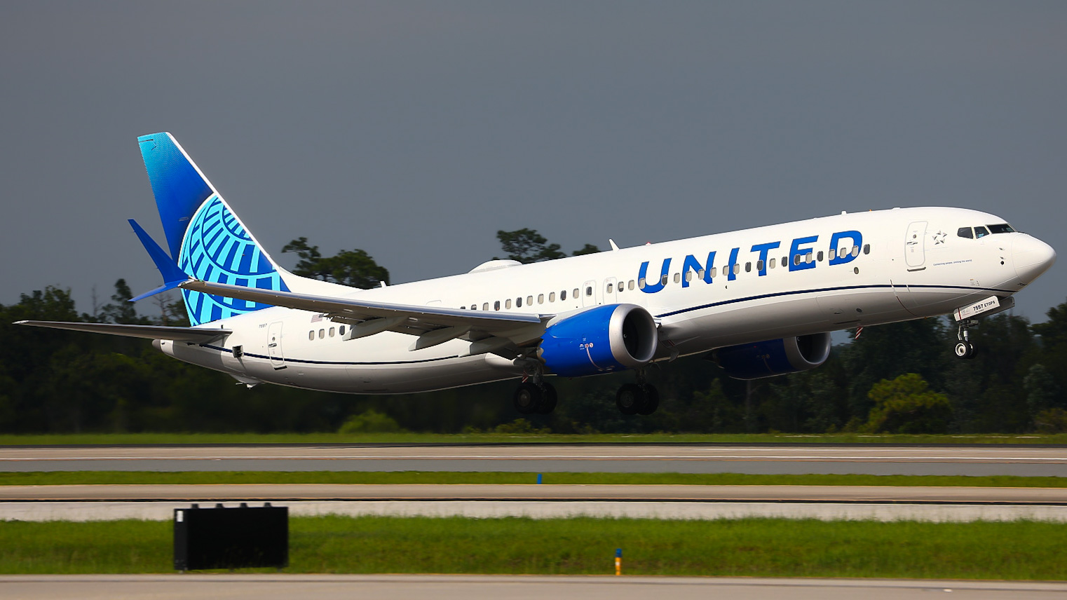 Full size: United Airlines Boeing 737 MAX 8 N17557 at Orlando International Airport