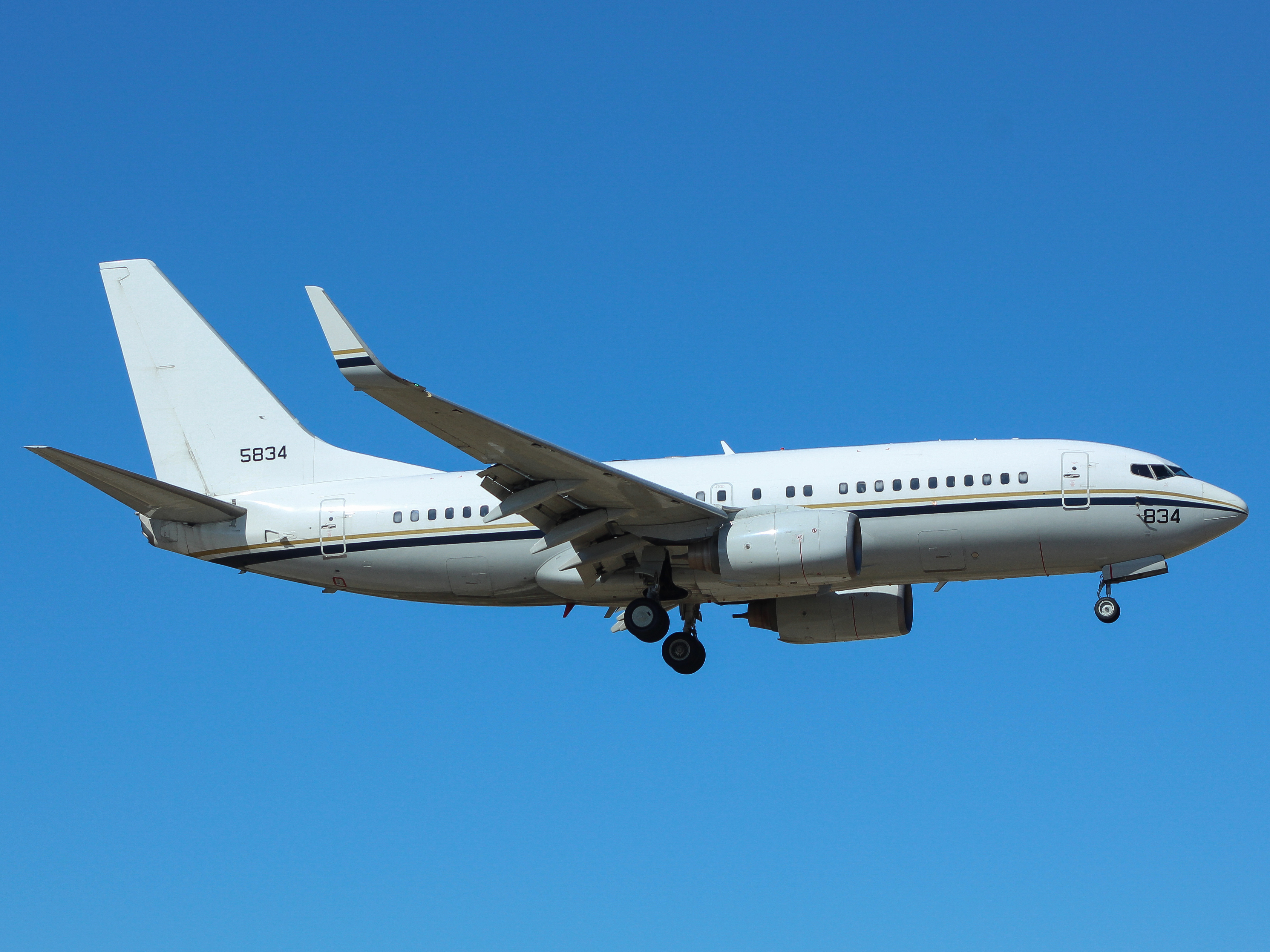 Full size: USN - United States Navy Boeing C-40 165834 at General Mitchell International Airport
