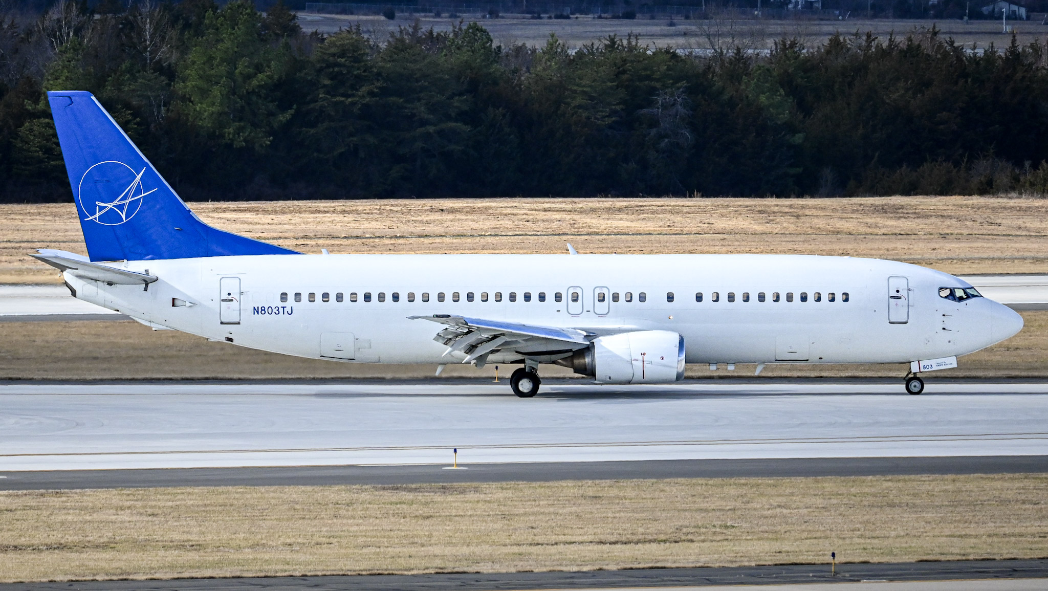 Full size: iAero Airways Boeing 737-400 N803TJ at Washington Dulles International Airport
