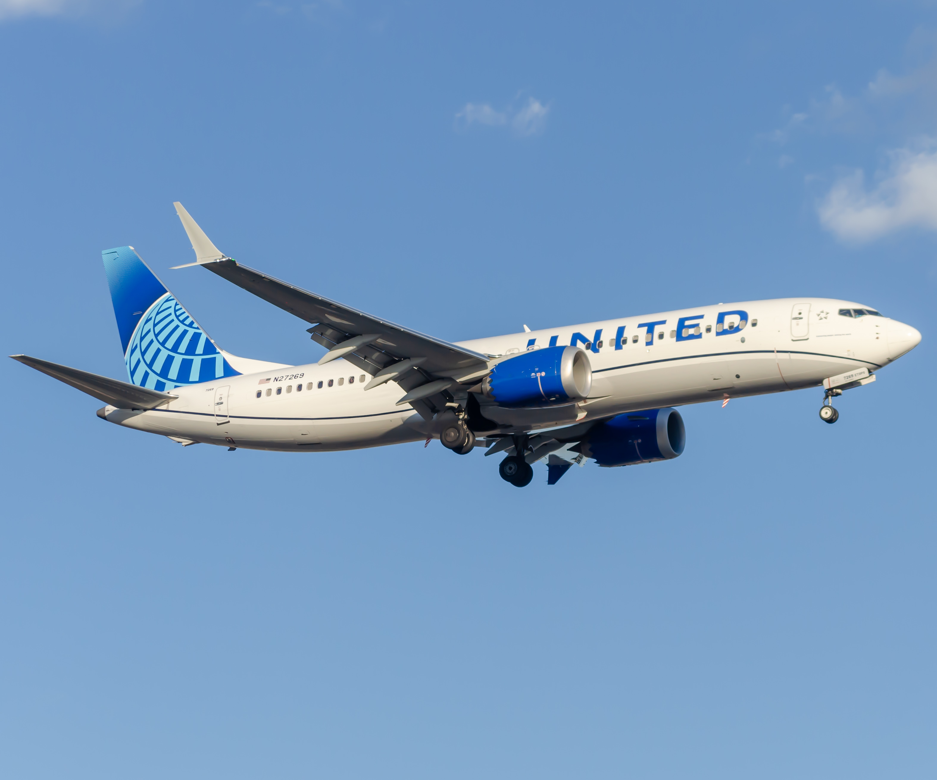 Full size: United Airlines Boeing 737 MAX 8 N27269 at Newark Liberty International Airport