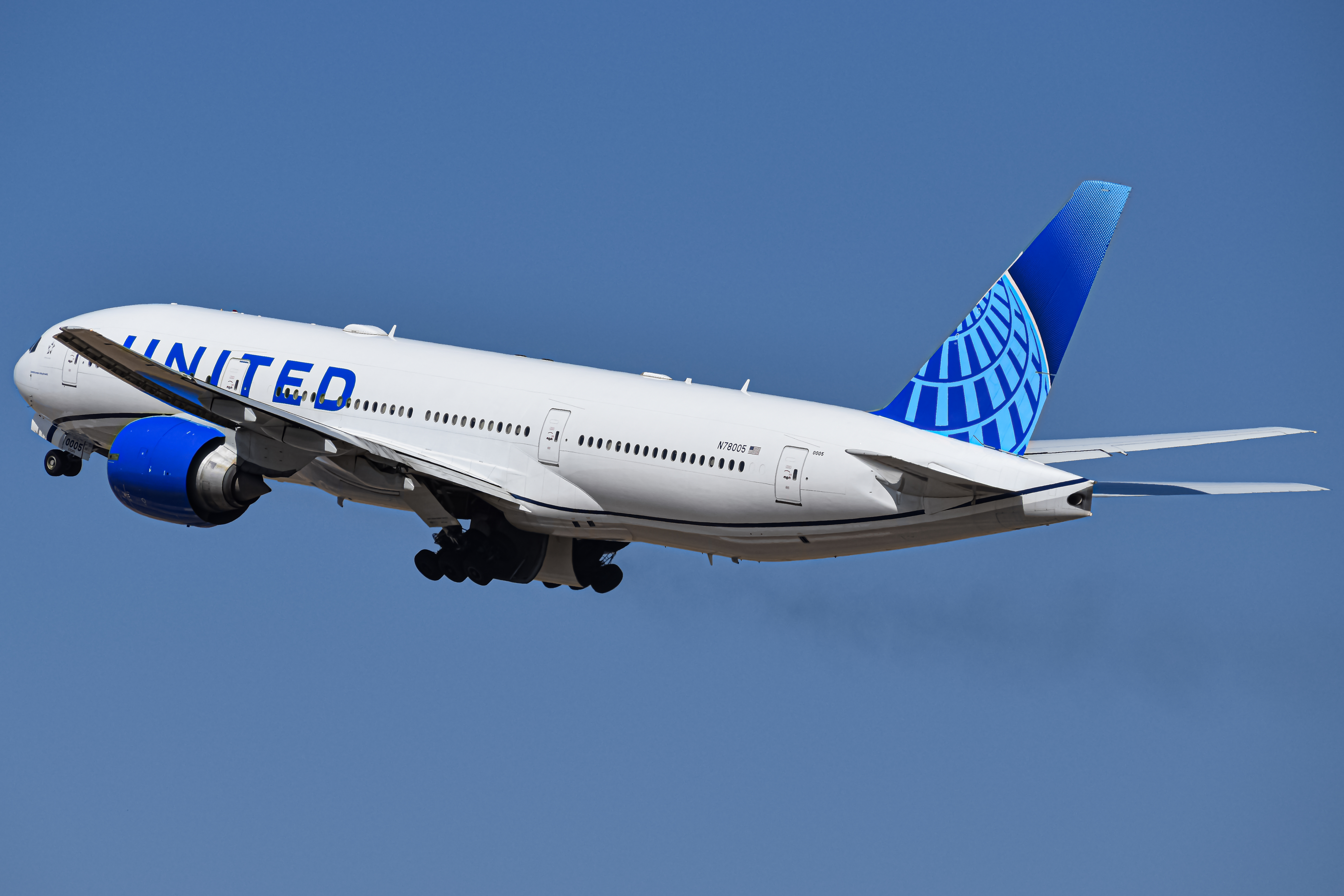 Full size: United Airlines Boeing 777-200ER N78005 at Denver International Airport