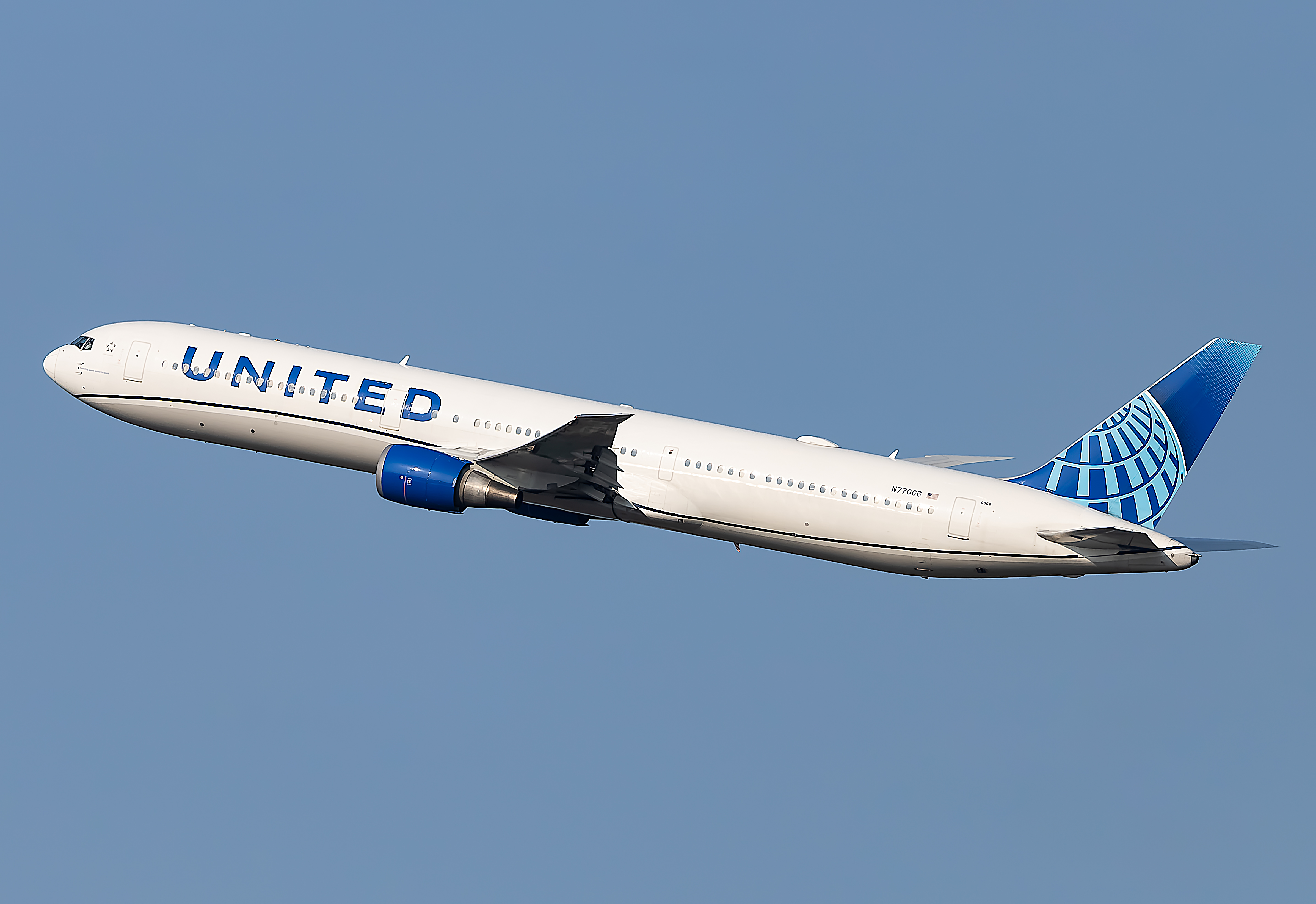 Full size: United Airlines Boeing 767-400ER N77066 at Washington Dulles International Airport