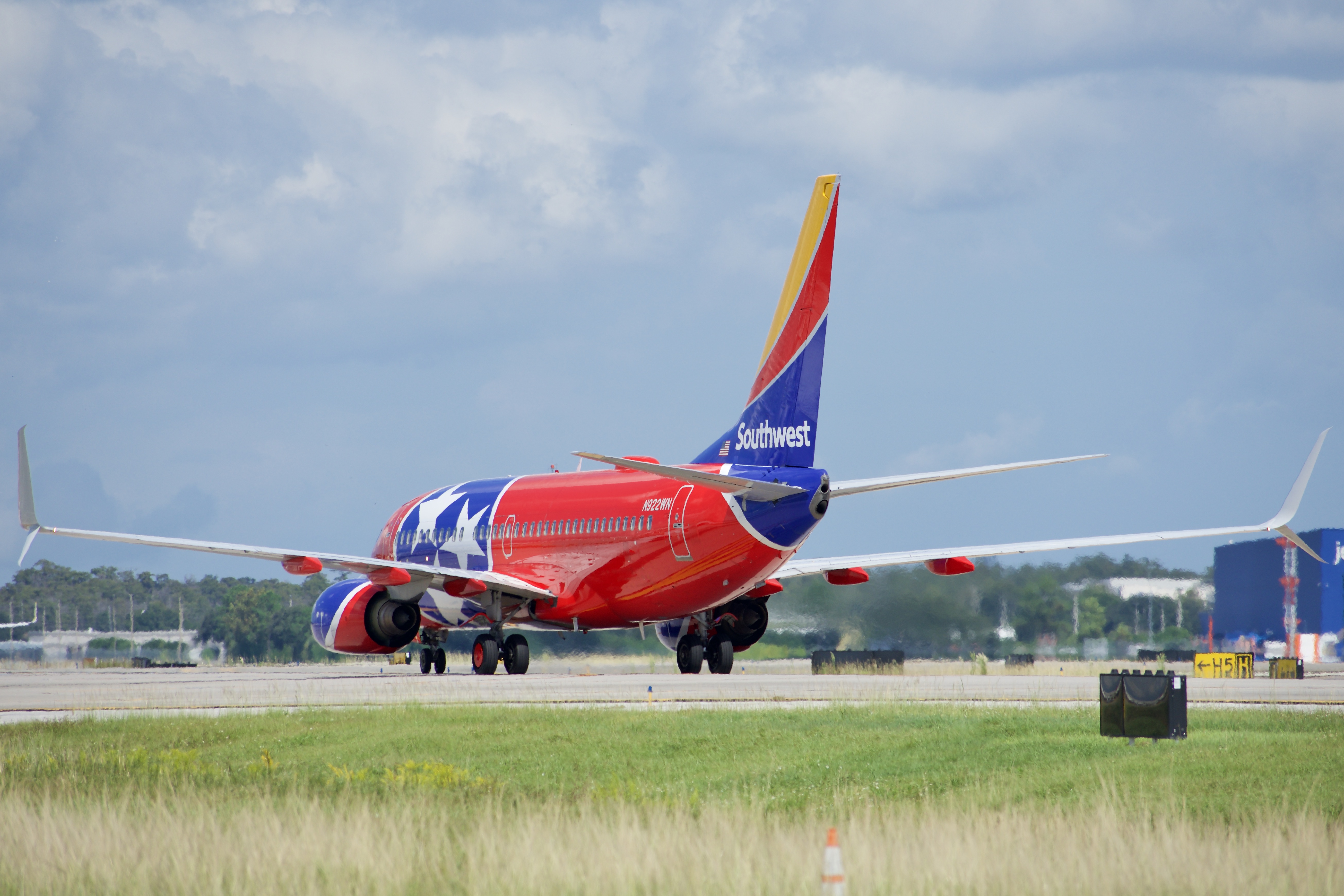 Full size: Southwest Boeing 737-700 N922WN at Orlando International Airport
