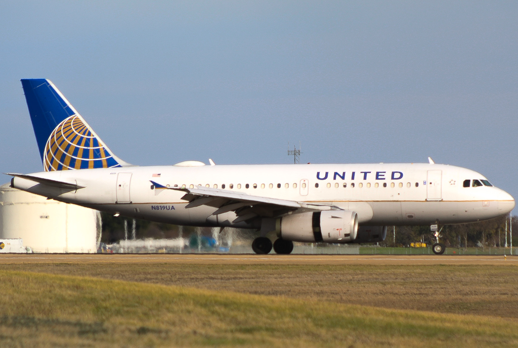 Full size: United Airlines Airbus A319 N819UA at Austin-Bergstrom International Airport